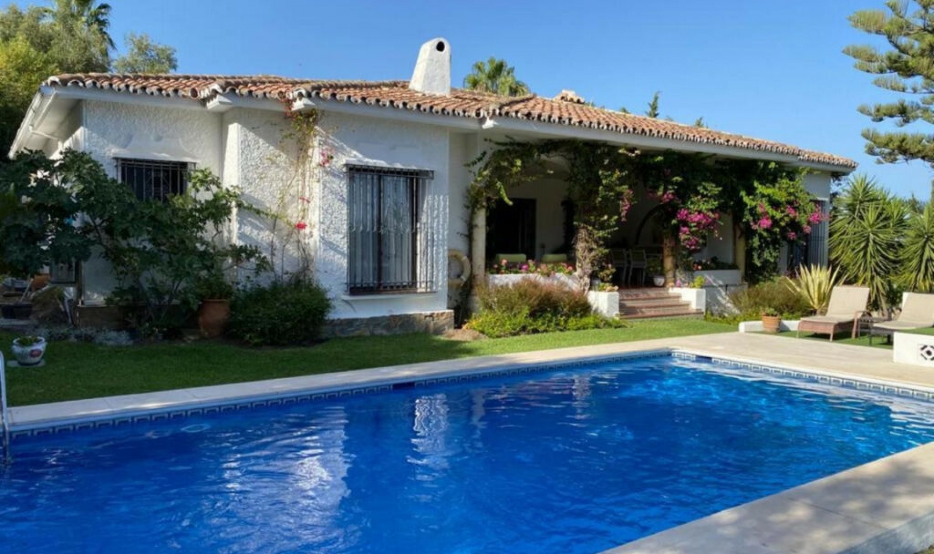 Resale - House -
El Paraiso