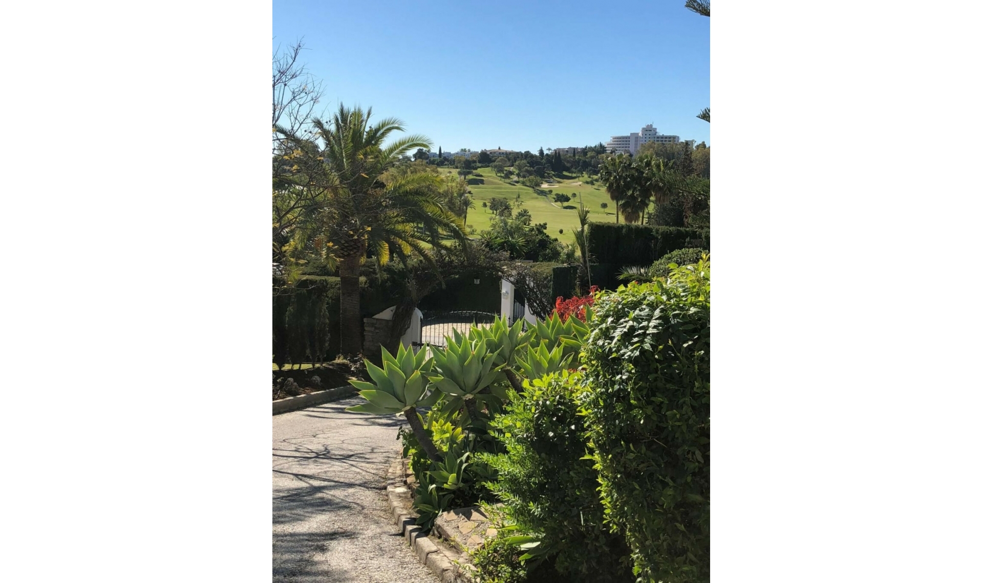Resale - House -
El Paraiso