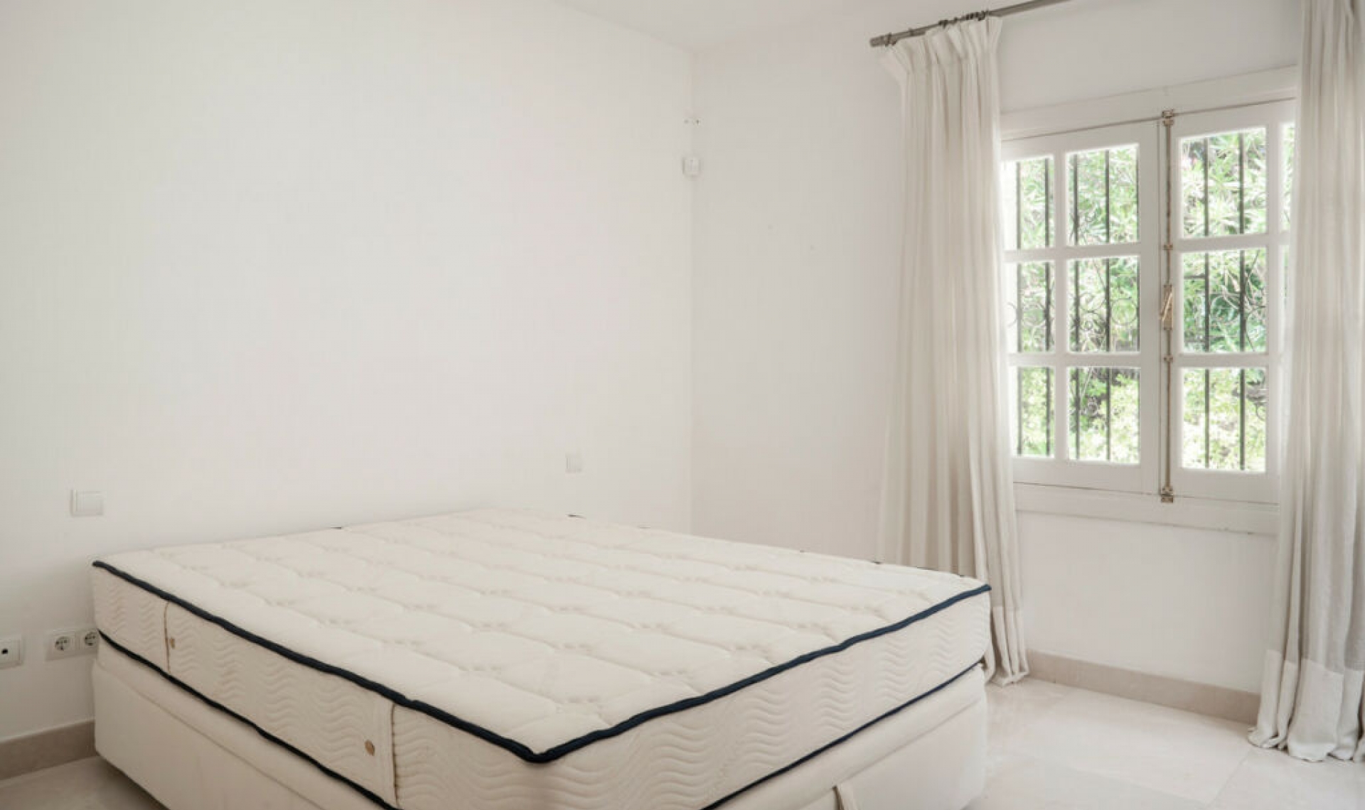 Resale - House -
El Paraiso