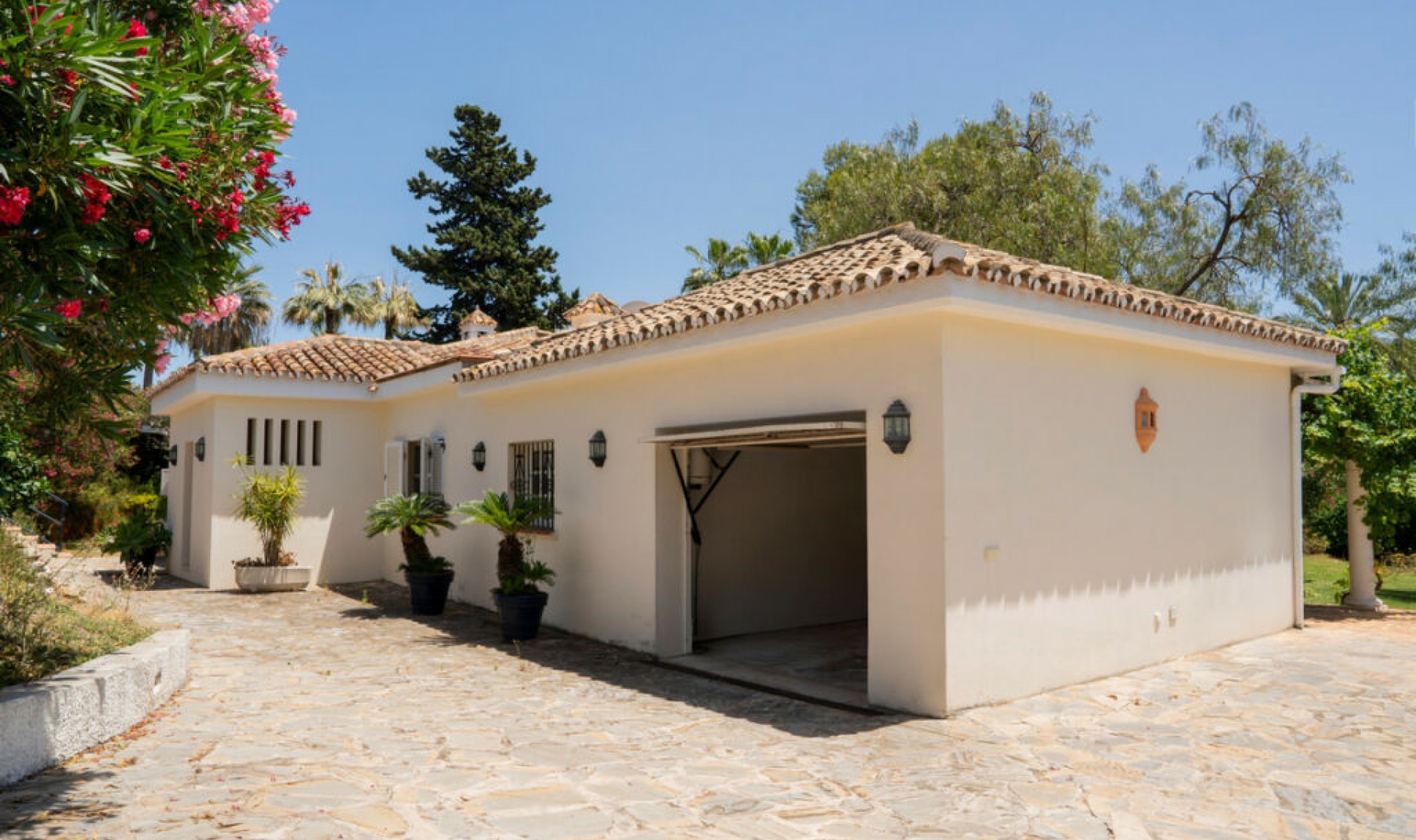 Resale - House -
El Paraiso