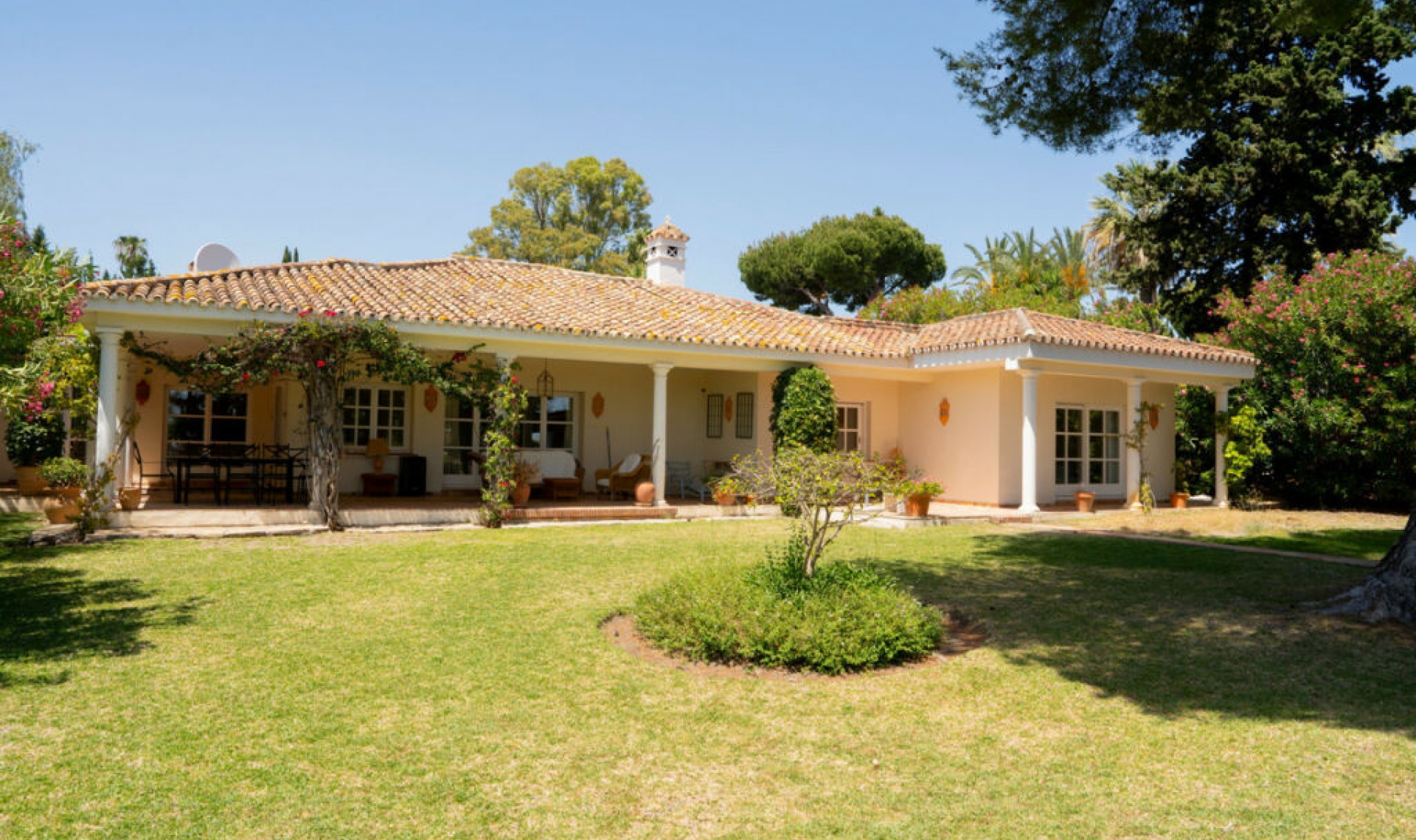 Resale - House -
El Paraiso