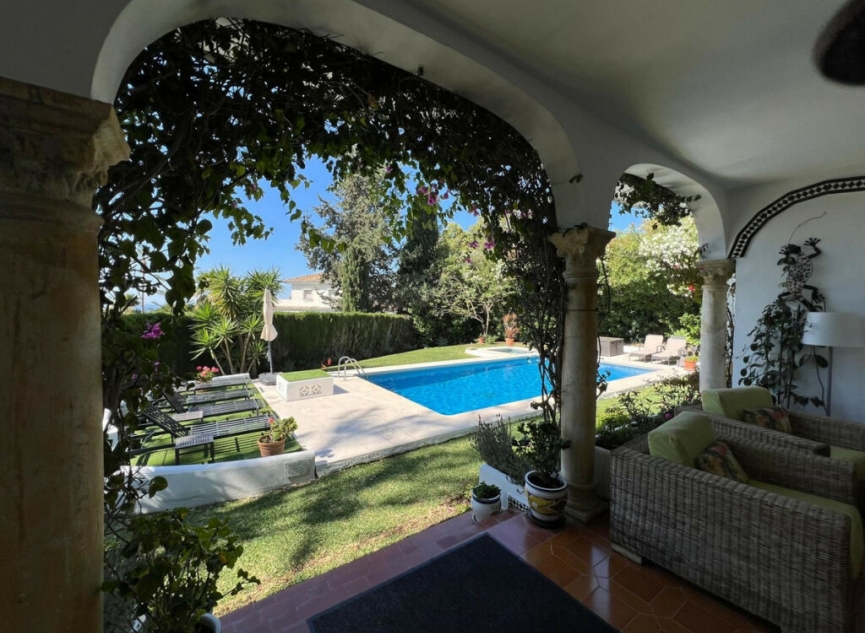 Resale - House -
El Paraiso