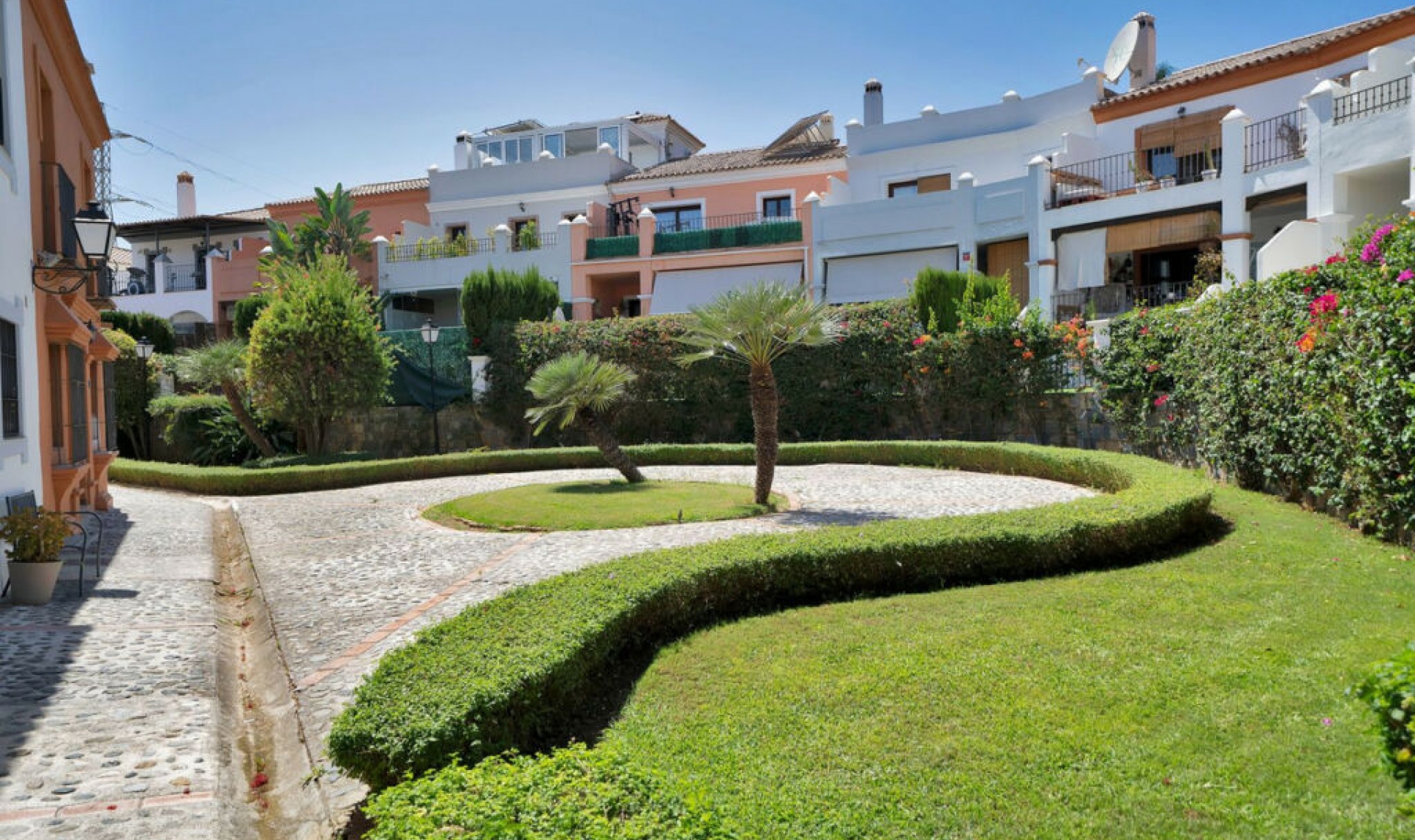 Resale - House -
El Paraiso