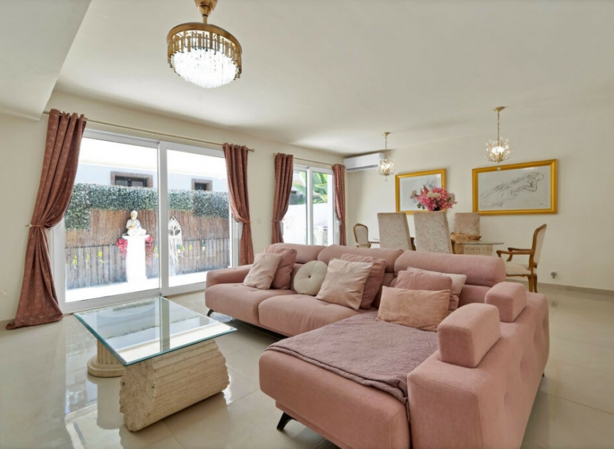 Resale - House -
El Paraiso