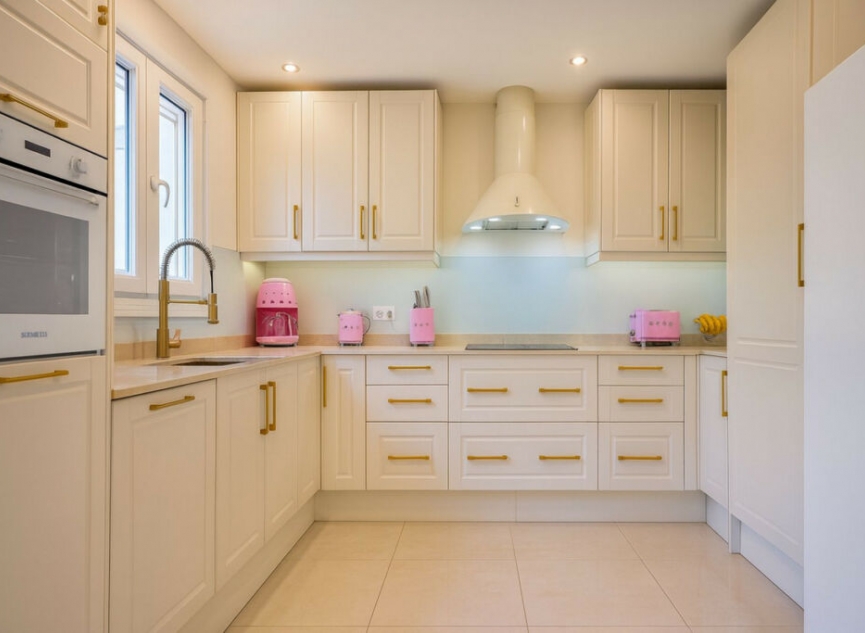 Resale - House -
El Paraiso