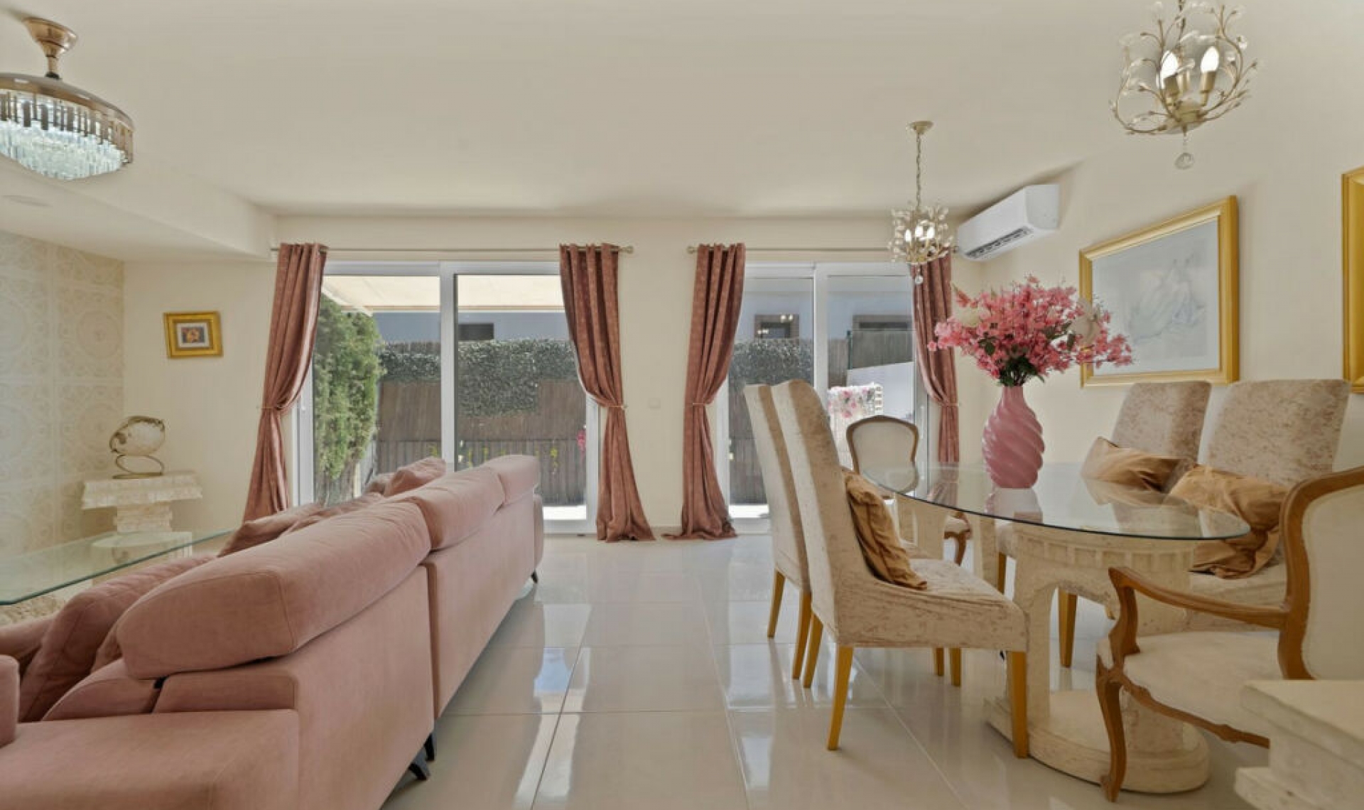 Resale - House -
El Paraiso