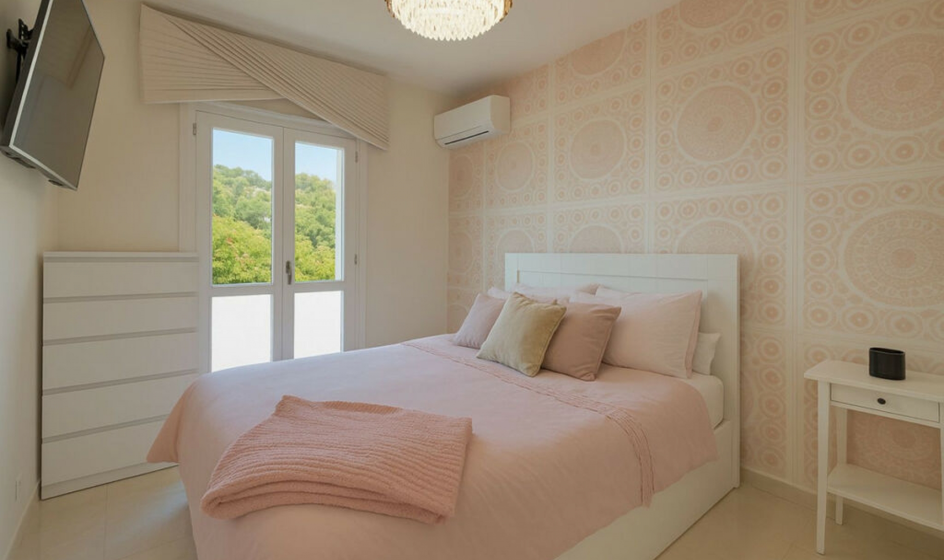 Resale - House -
El Paraiso