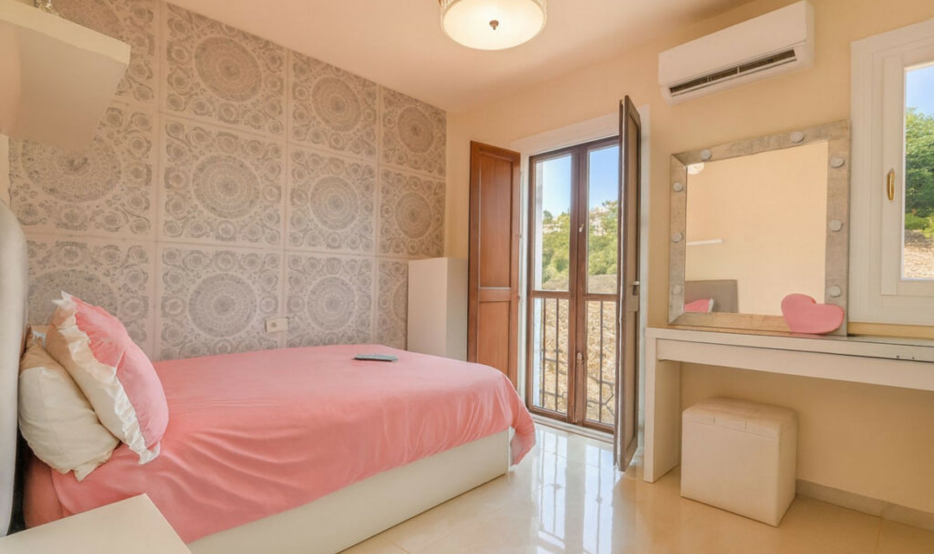 Resale - House -
El Paraiso