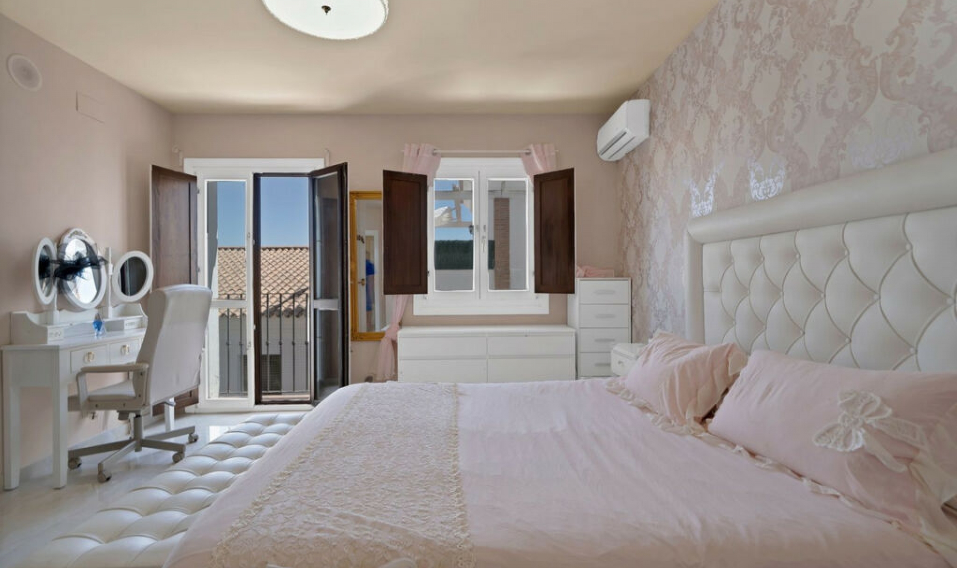 Resale - House -
El Paraiso