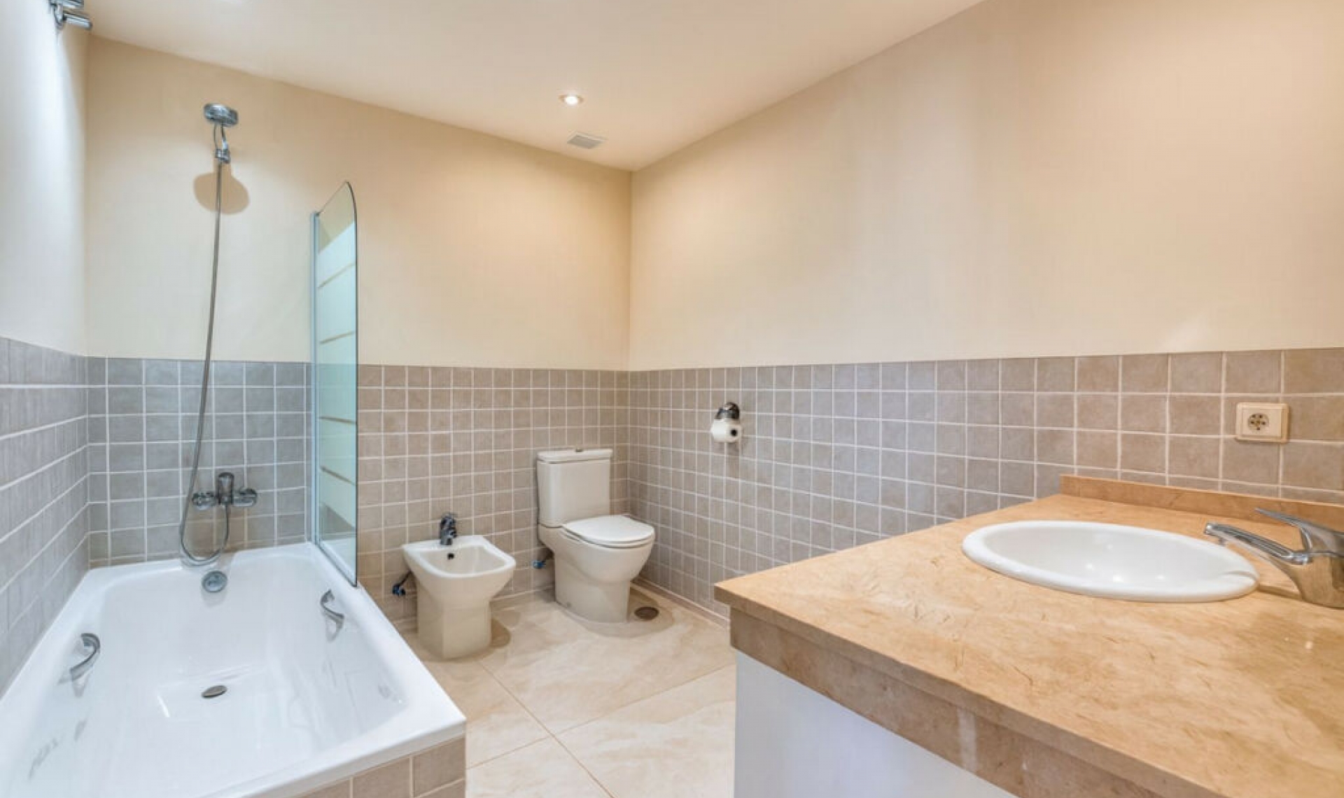 Resale - House -
El Paraiso