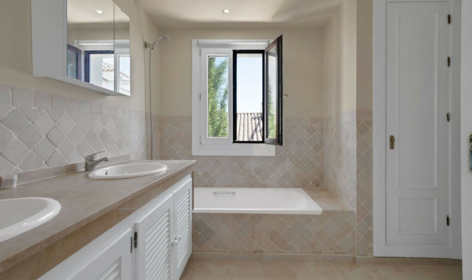 Resale - House -
El Paraiso