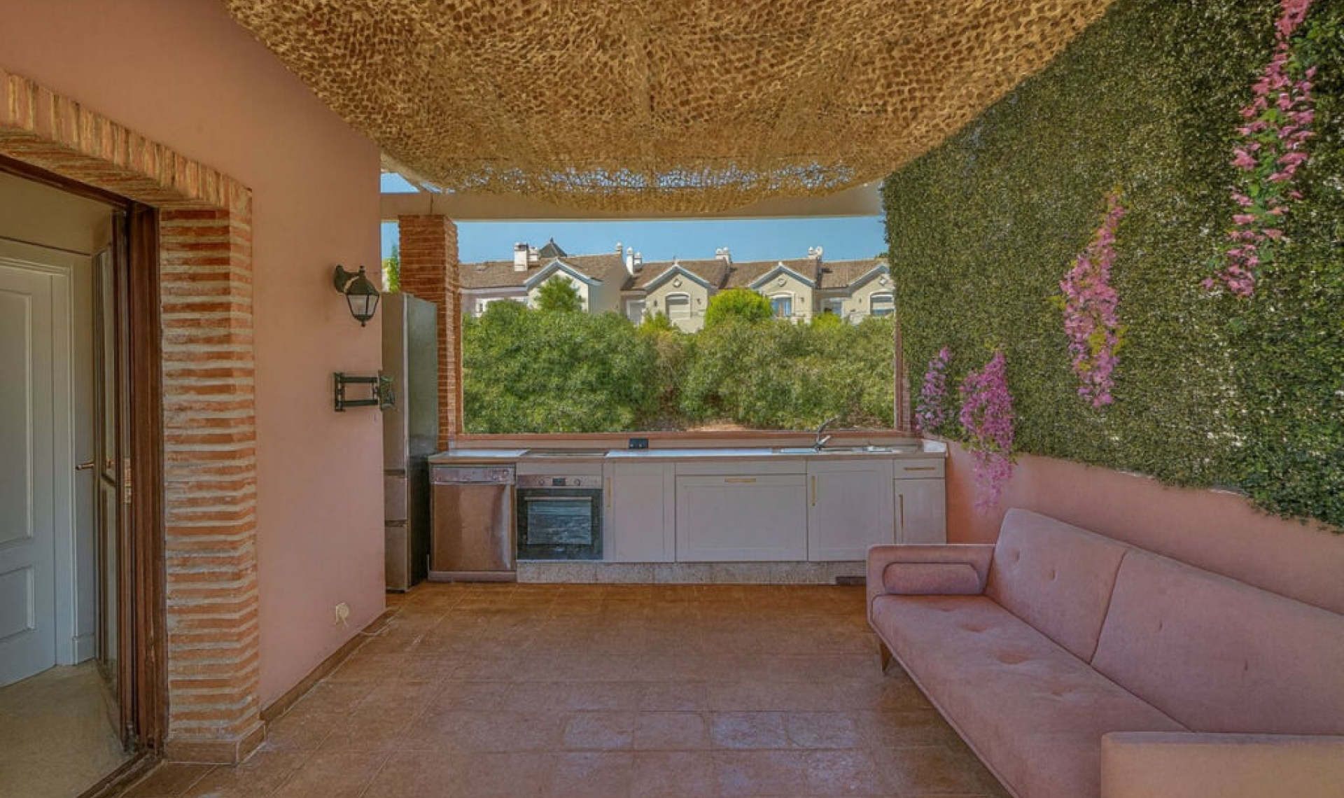 Resale - House -
El Paraiso