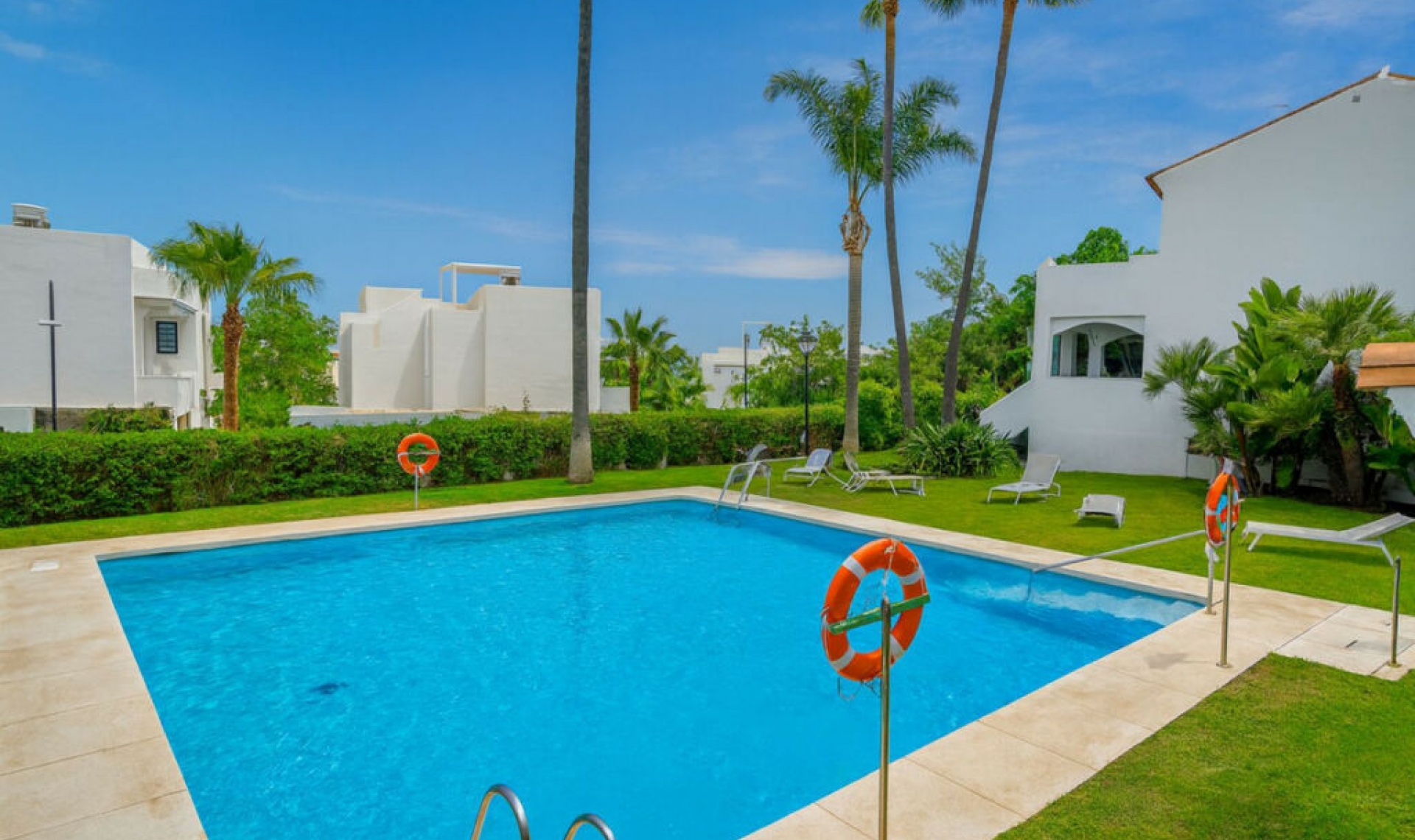 Resale - House -
El Paraiso