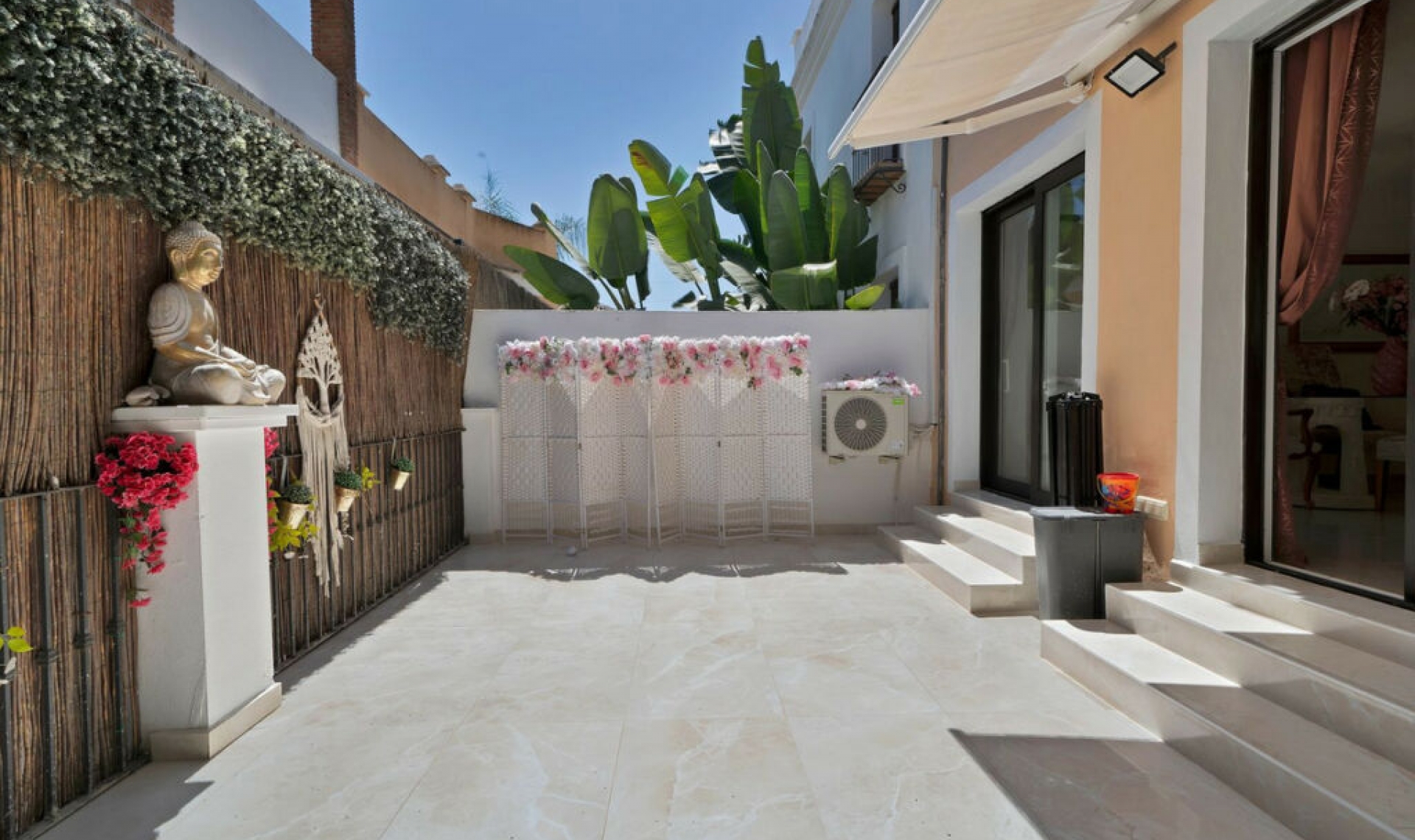 Resale - House -
El Paraiso