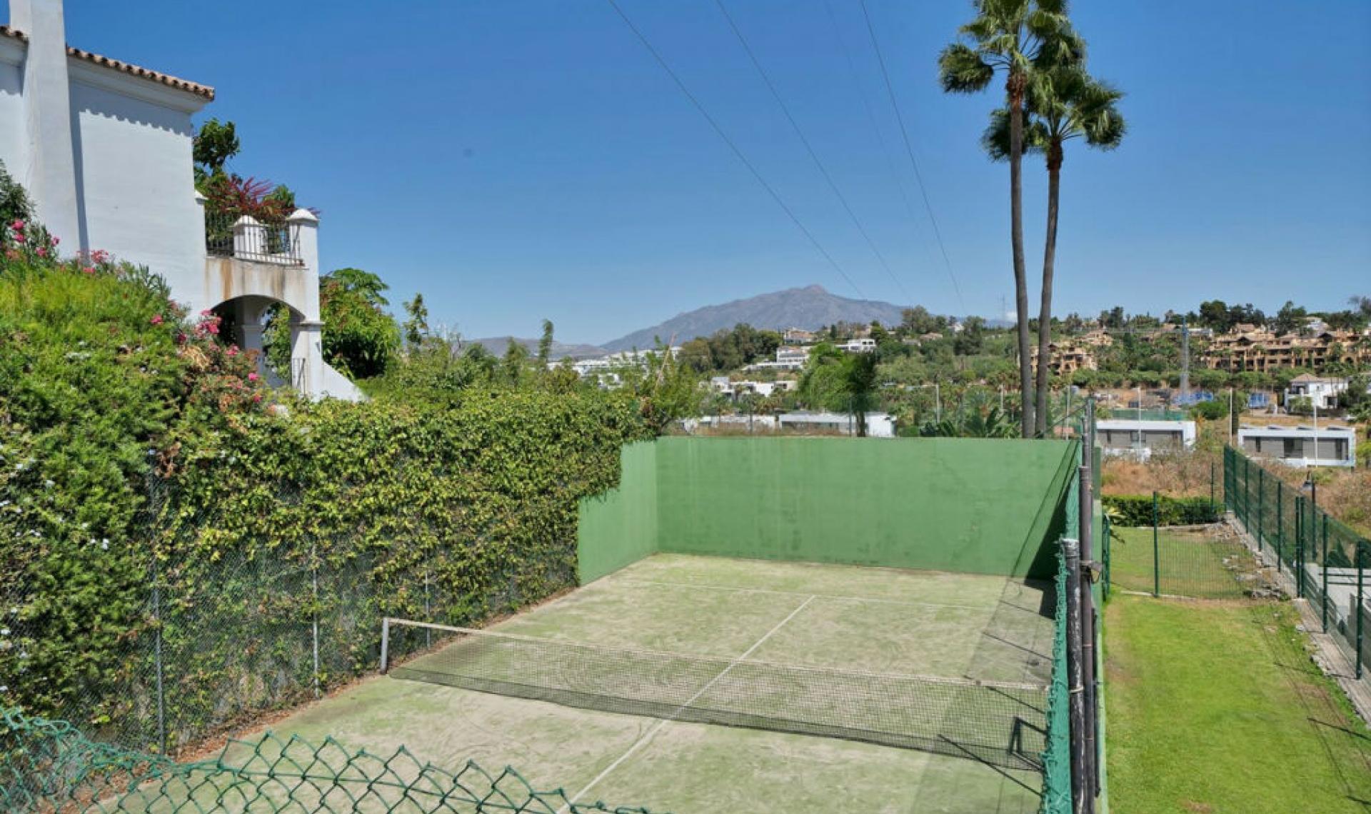 Resale - House -
El Paraiso