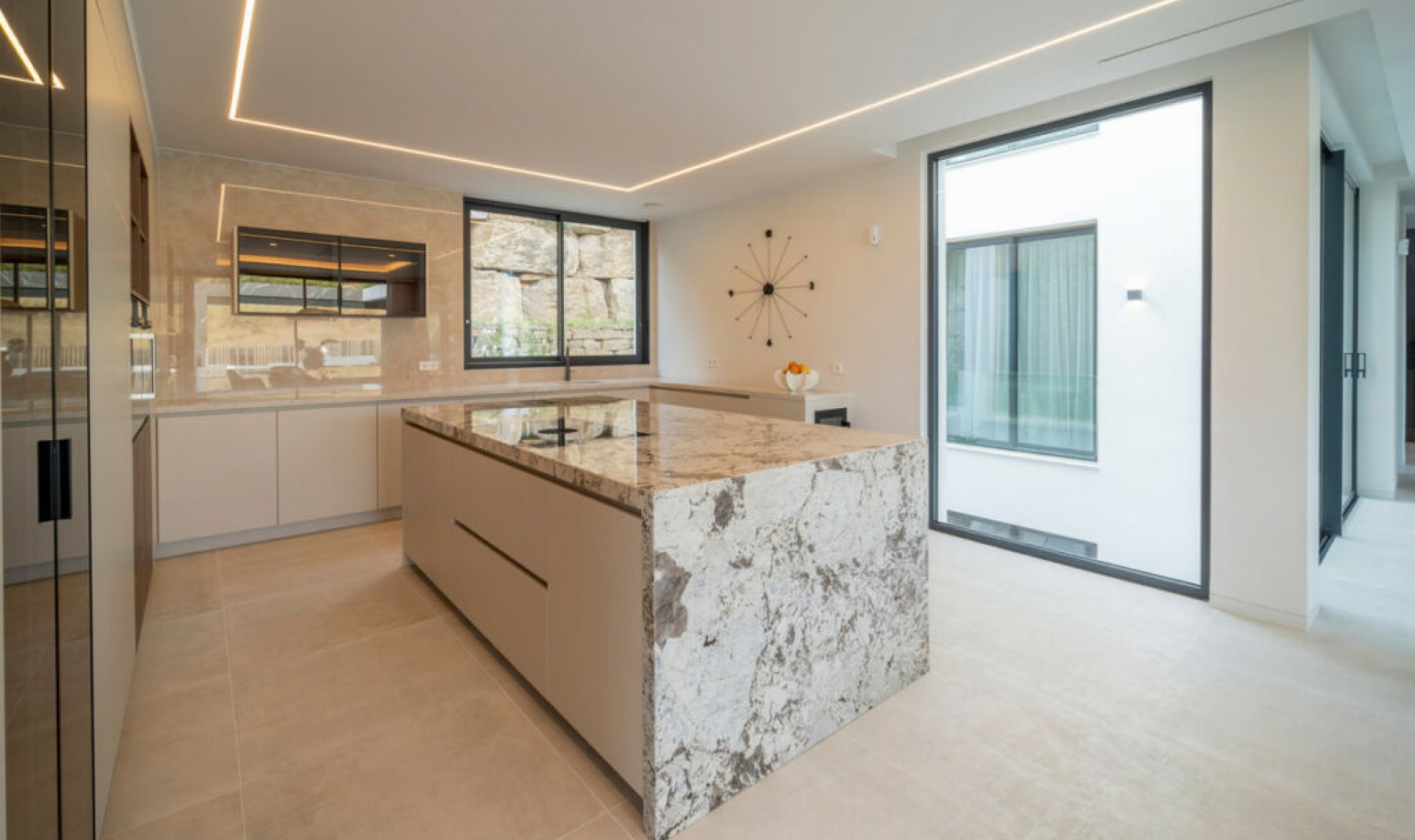 Resale - House -
El Paraiso