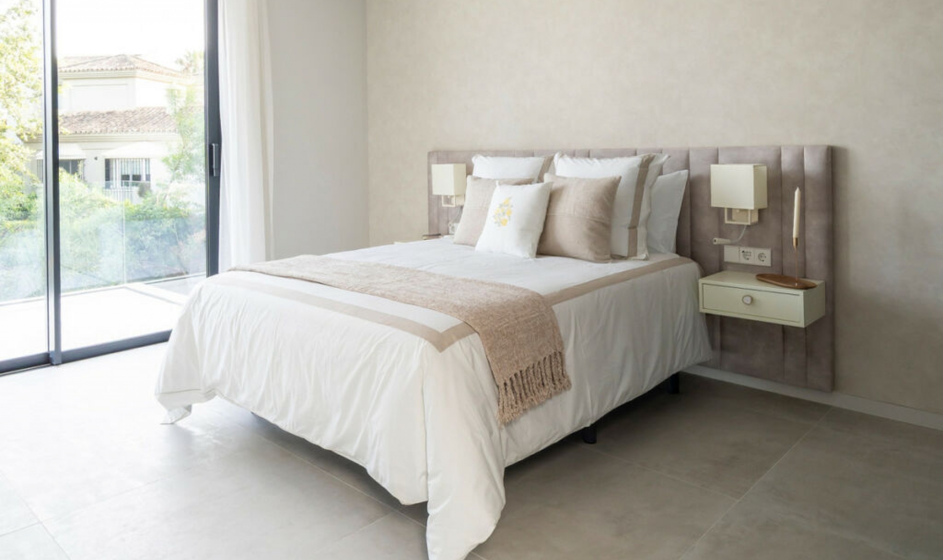 Resale - House -
El Paraiso