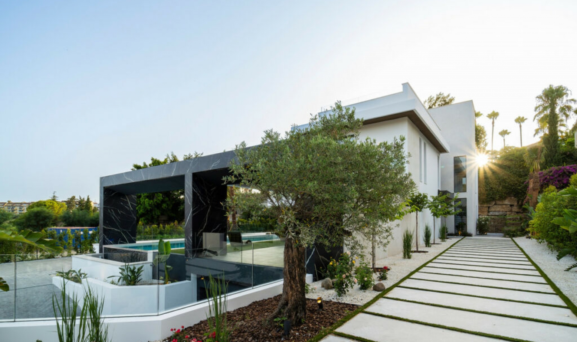 Resale - House -
El Paraiso