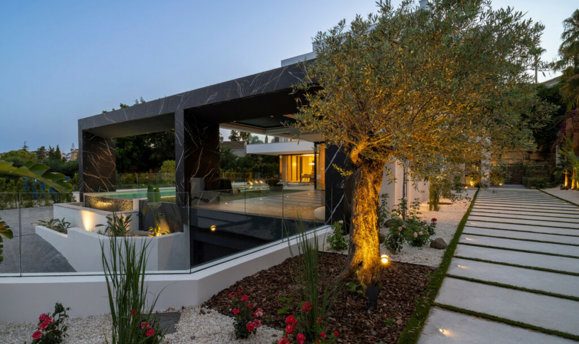 Resale - House -
El Paraiso