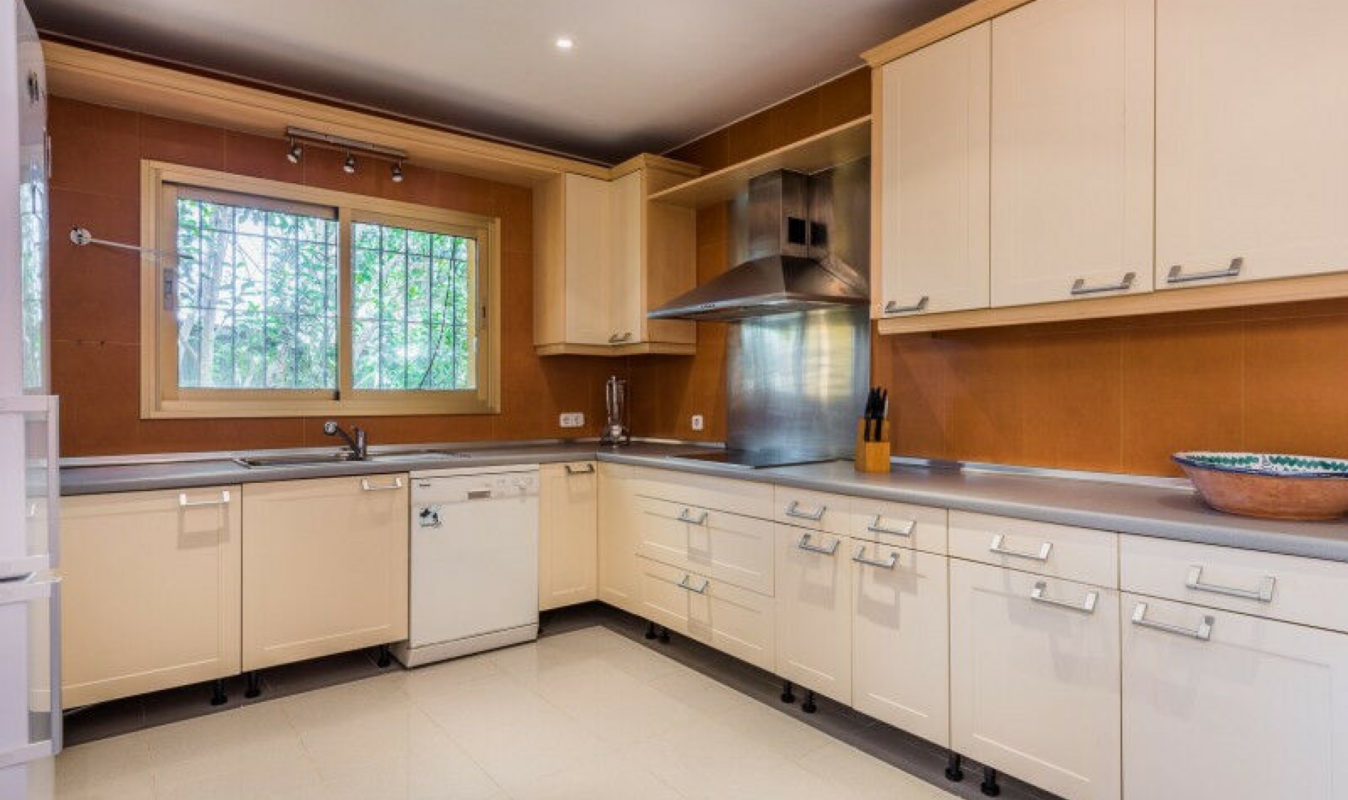 Resale - House -
El Rosario