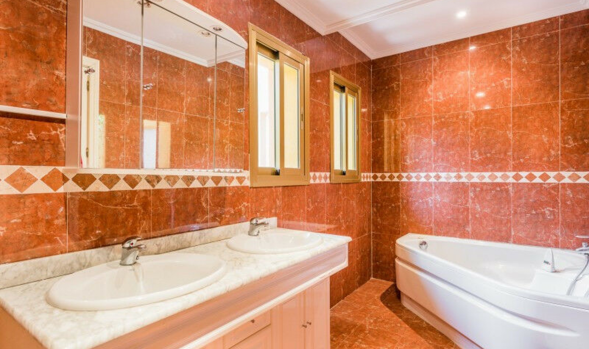 Resale - House -
El Rosario