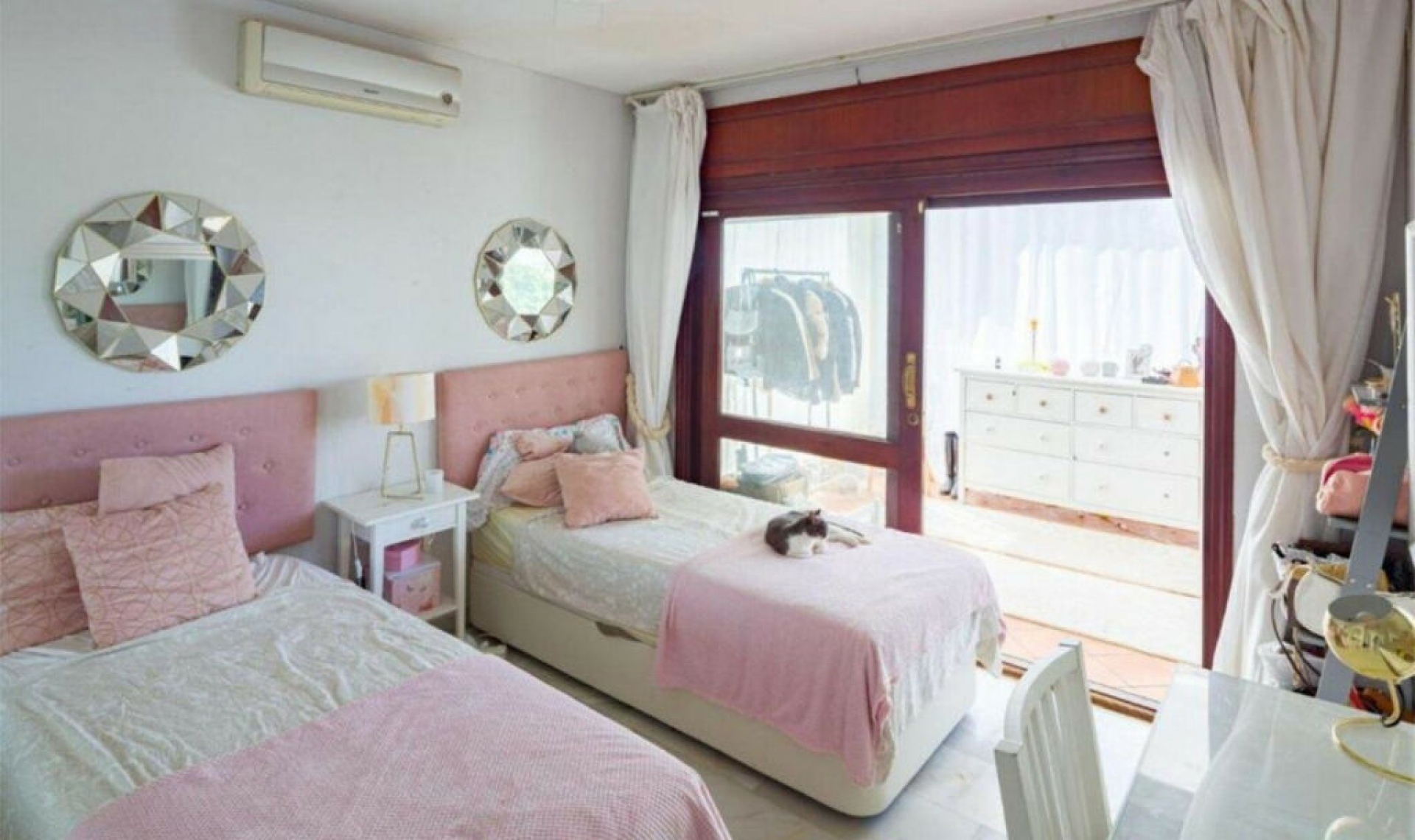 Resale - House -
El Rosario