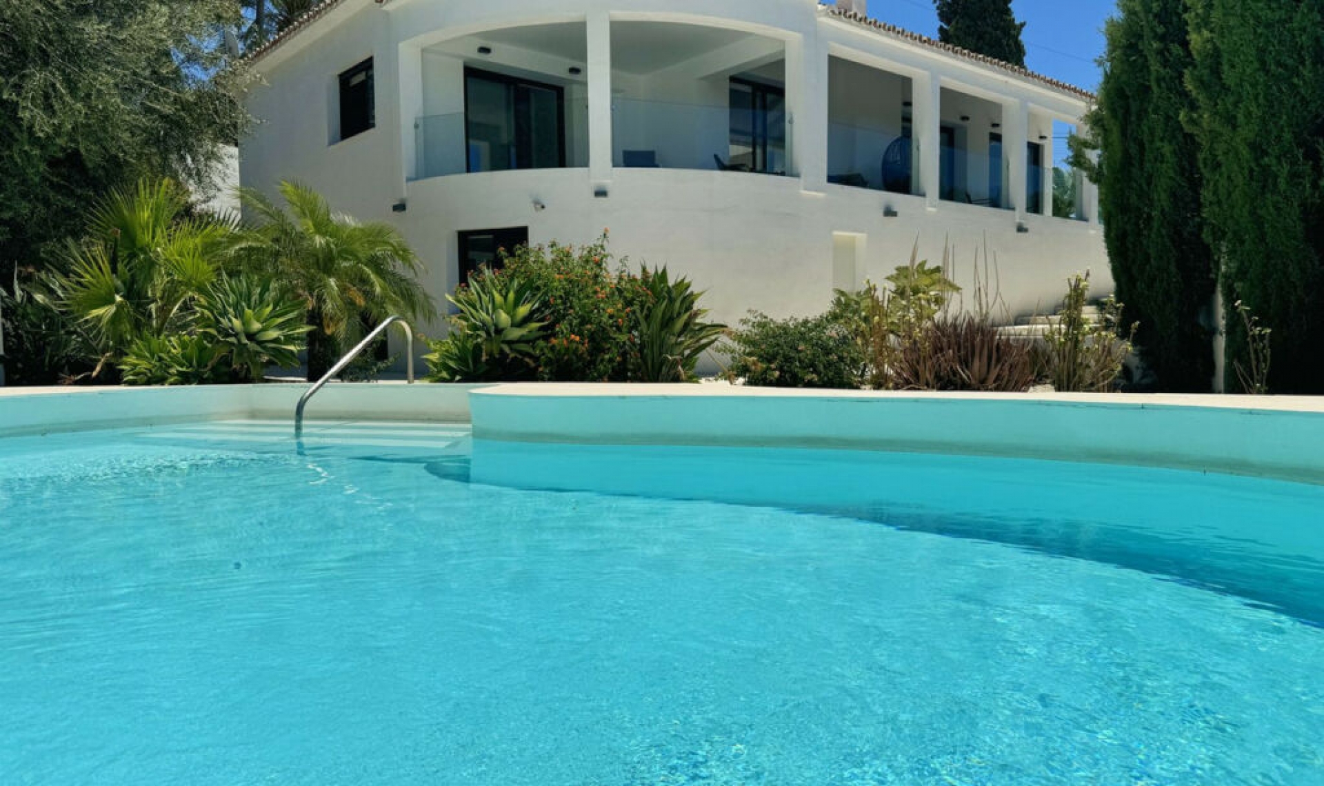 Resale - House -
El Rosario