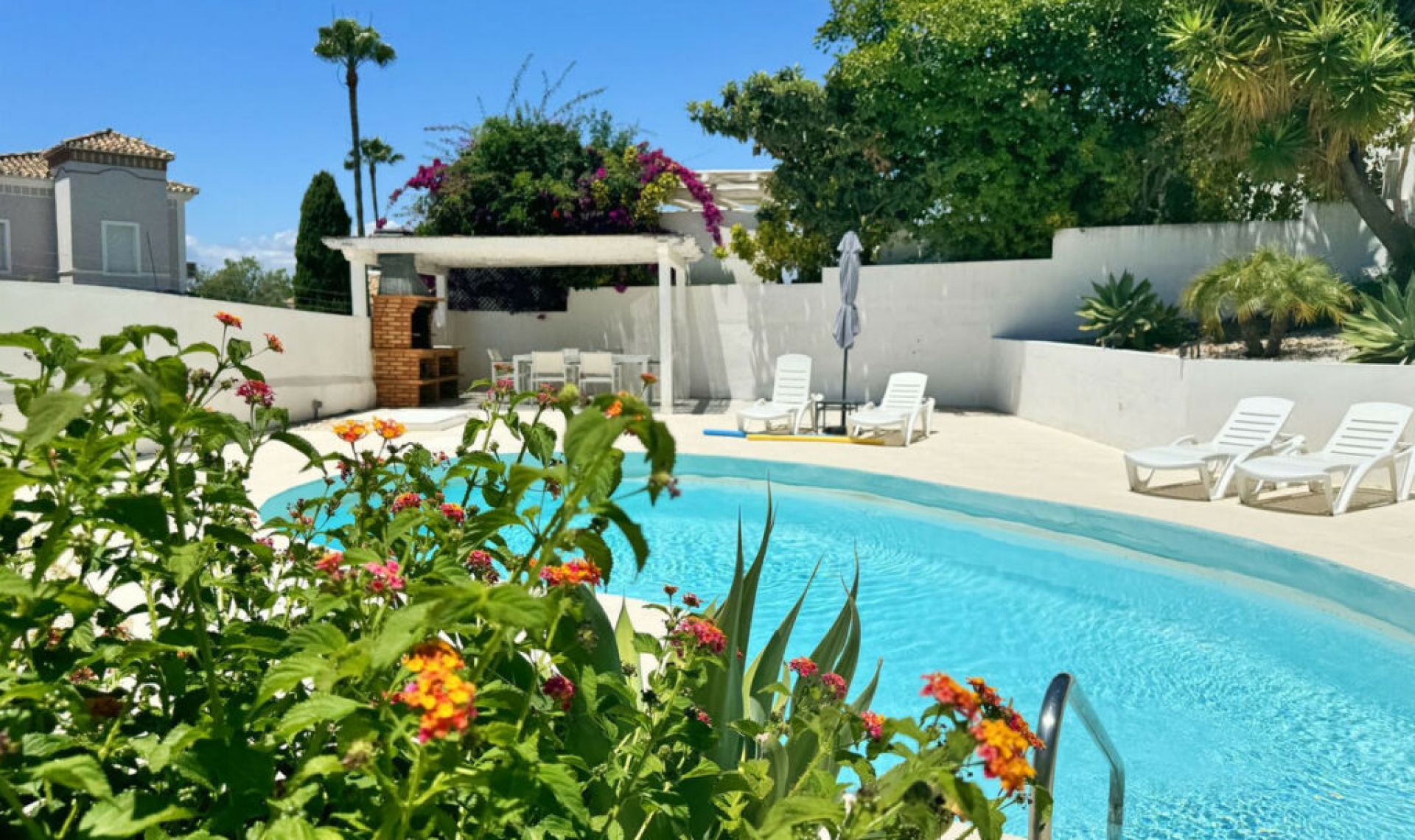 Resale - House -
El Rosario