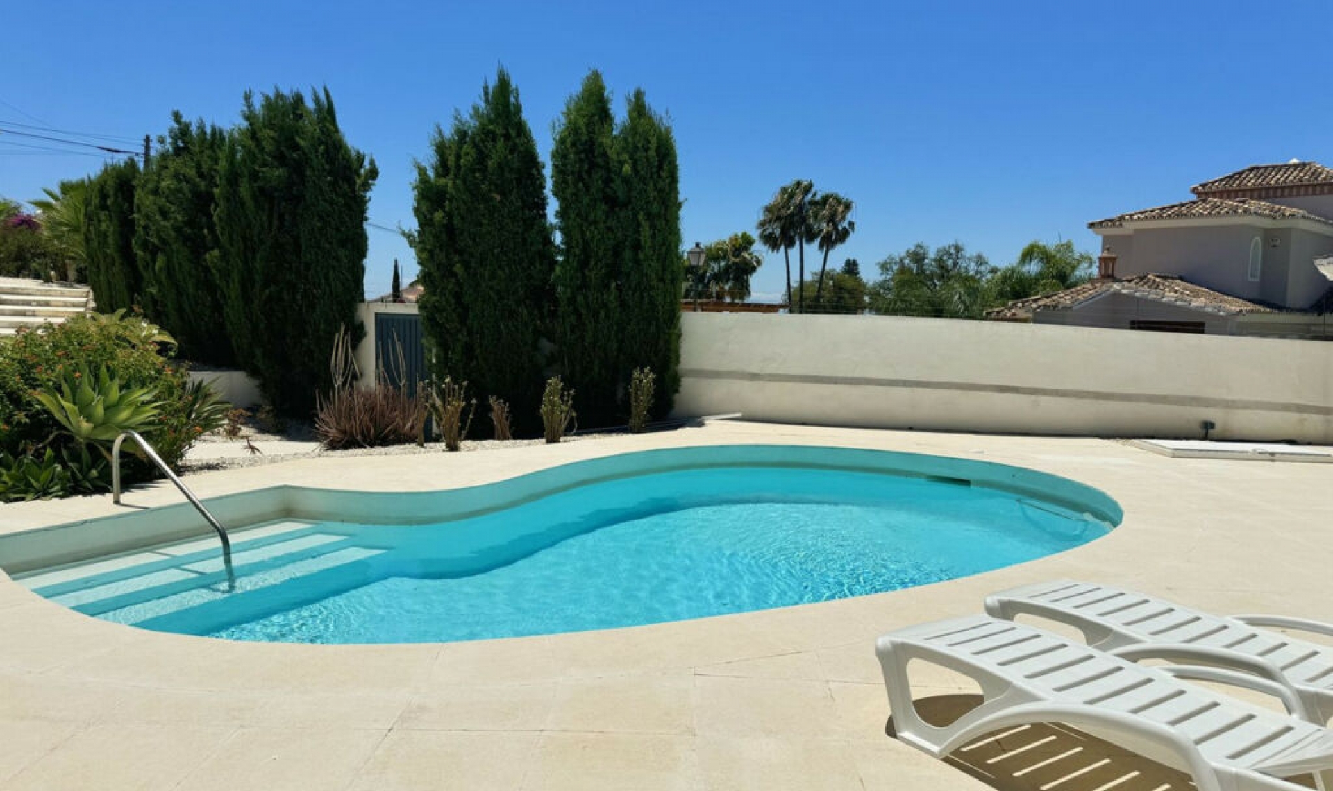 Resale - House -
El Rosario