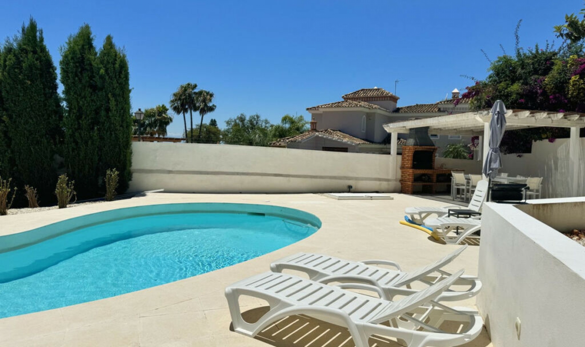 Resale - House -
El Rosario