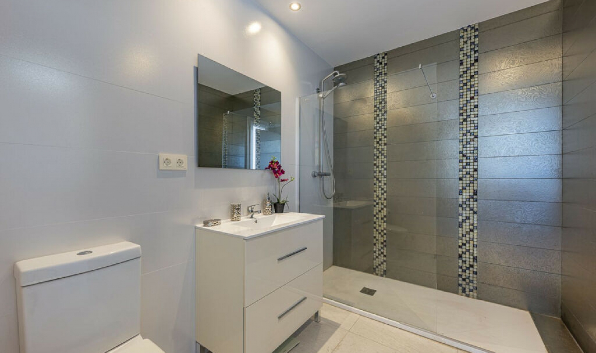 Resale - House -
El Rosario
