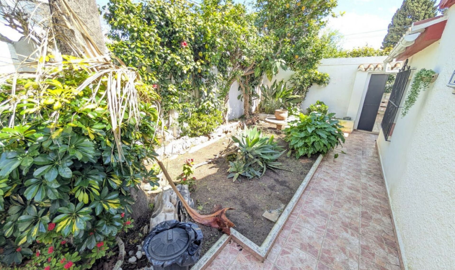 Resale - House -
El Rosario