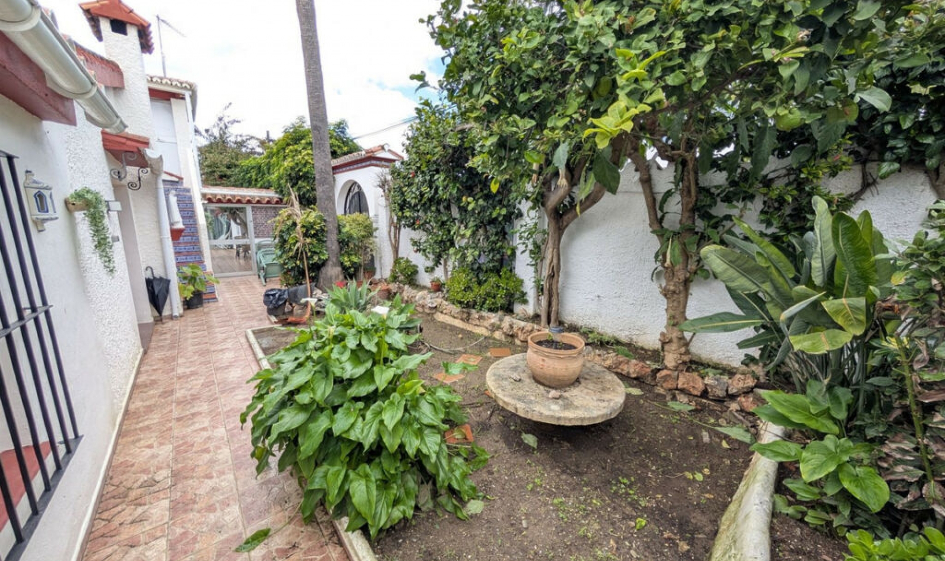 Resale - House -
El Rosario