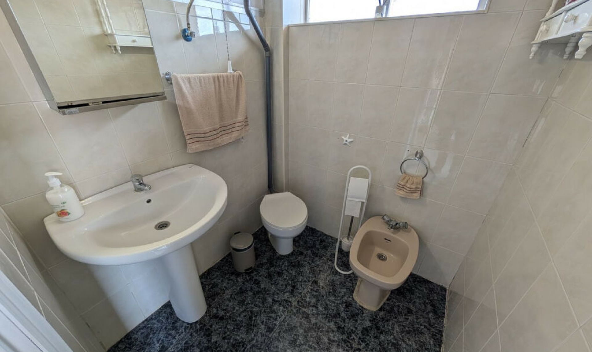 Resale - House -
El Rosario
