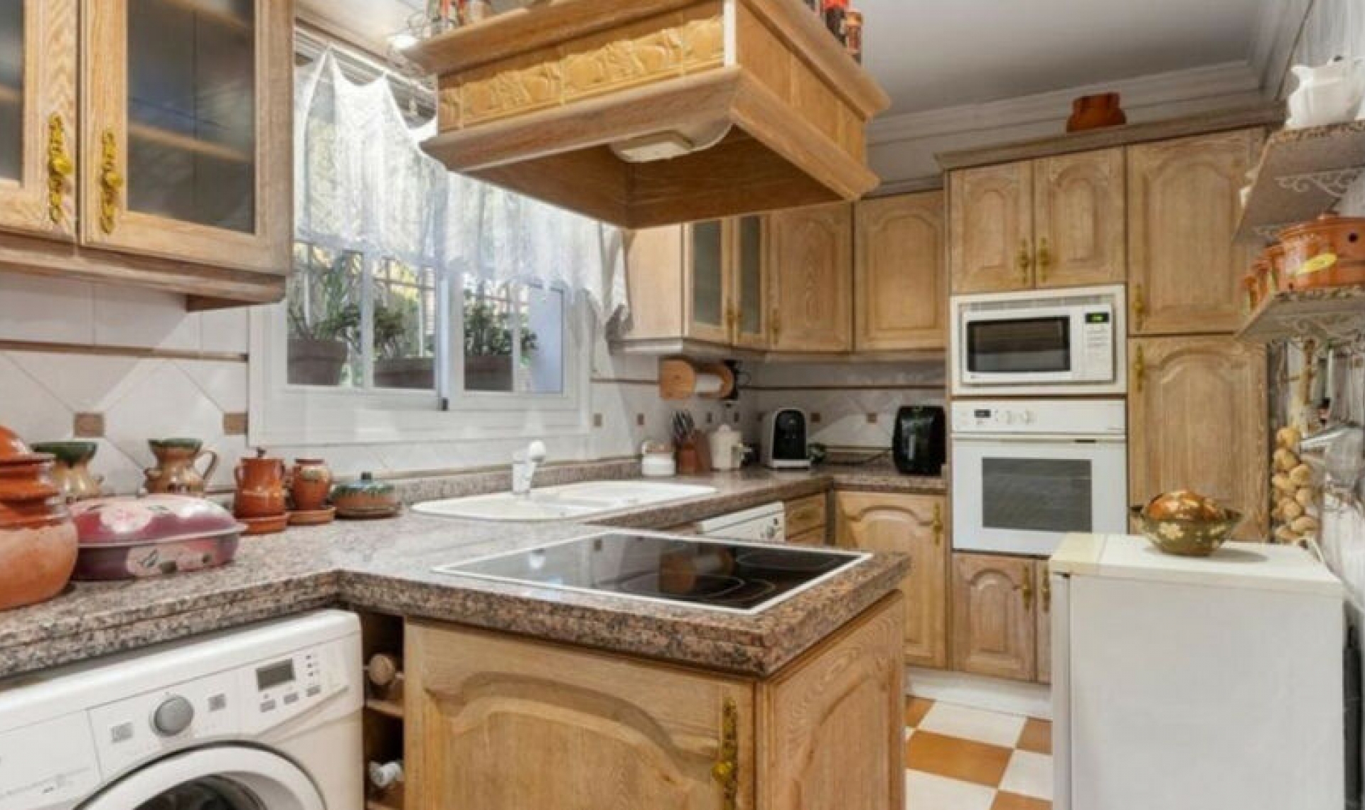 Resale - House -
El Rosario