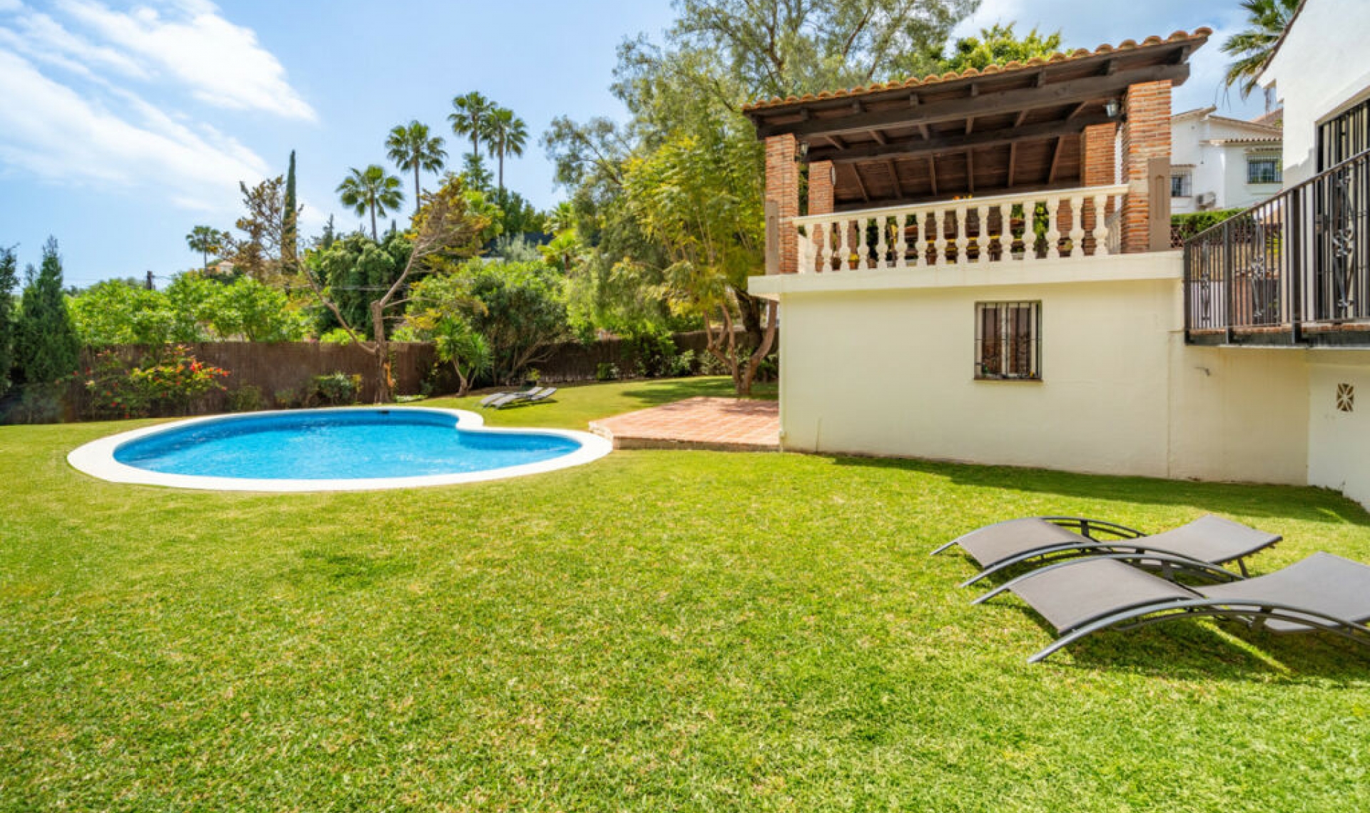 Resale - House -
El Rosario