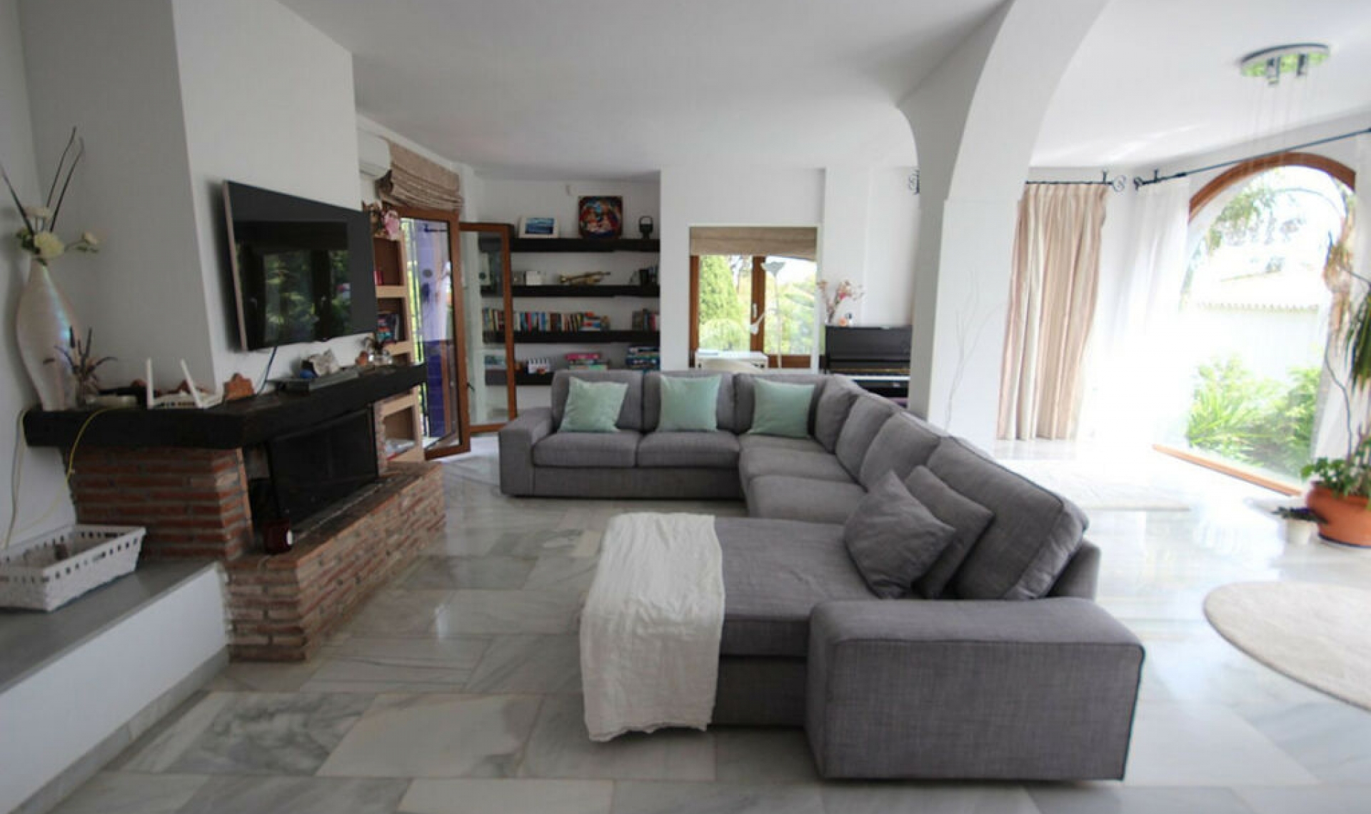 Resale - House -
El Rosario