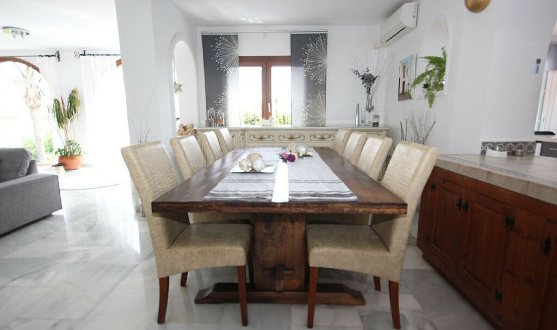 Resale - House -
El Rosario