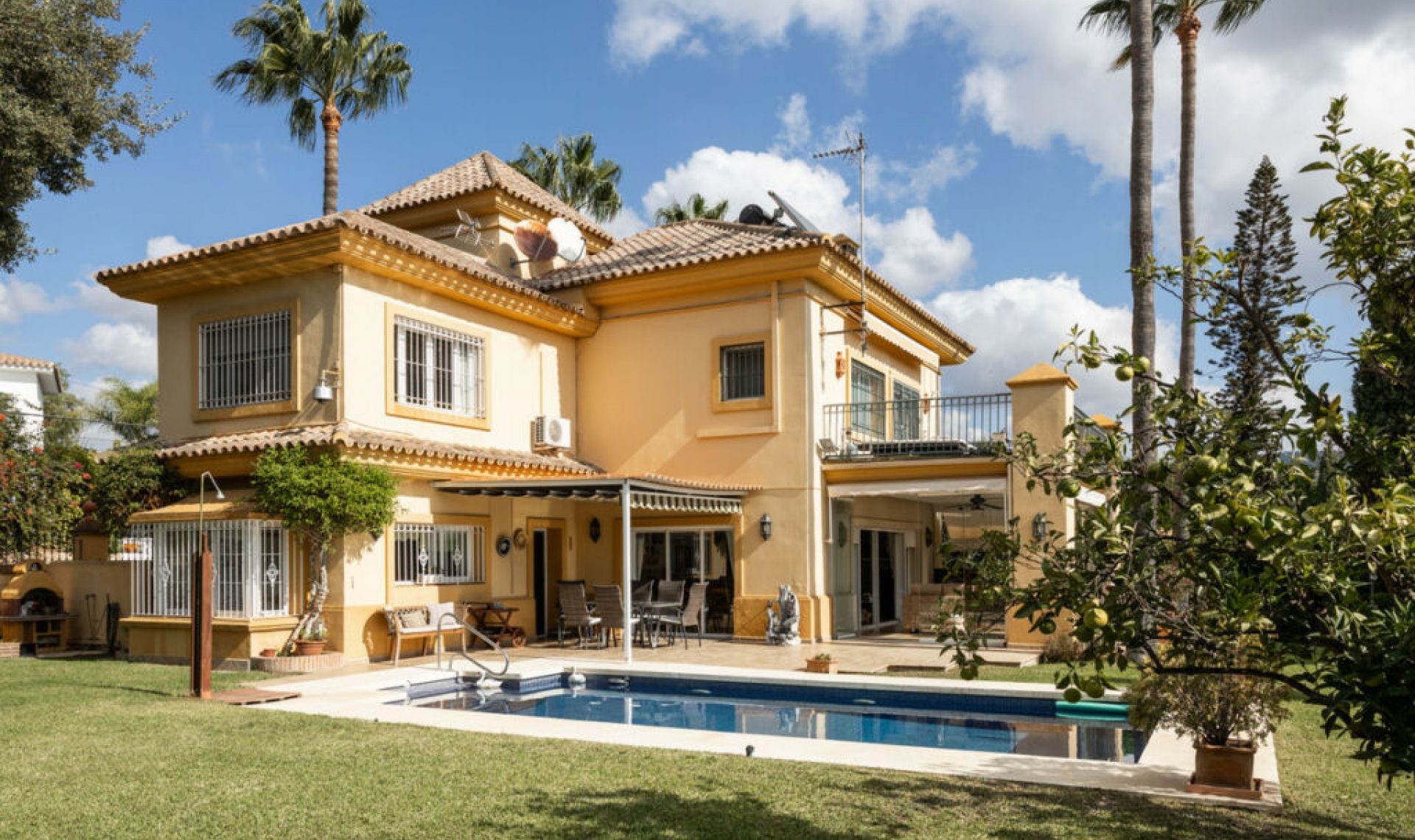 Resale - House -
El Rosario