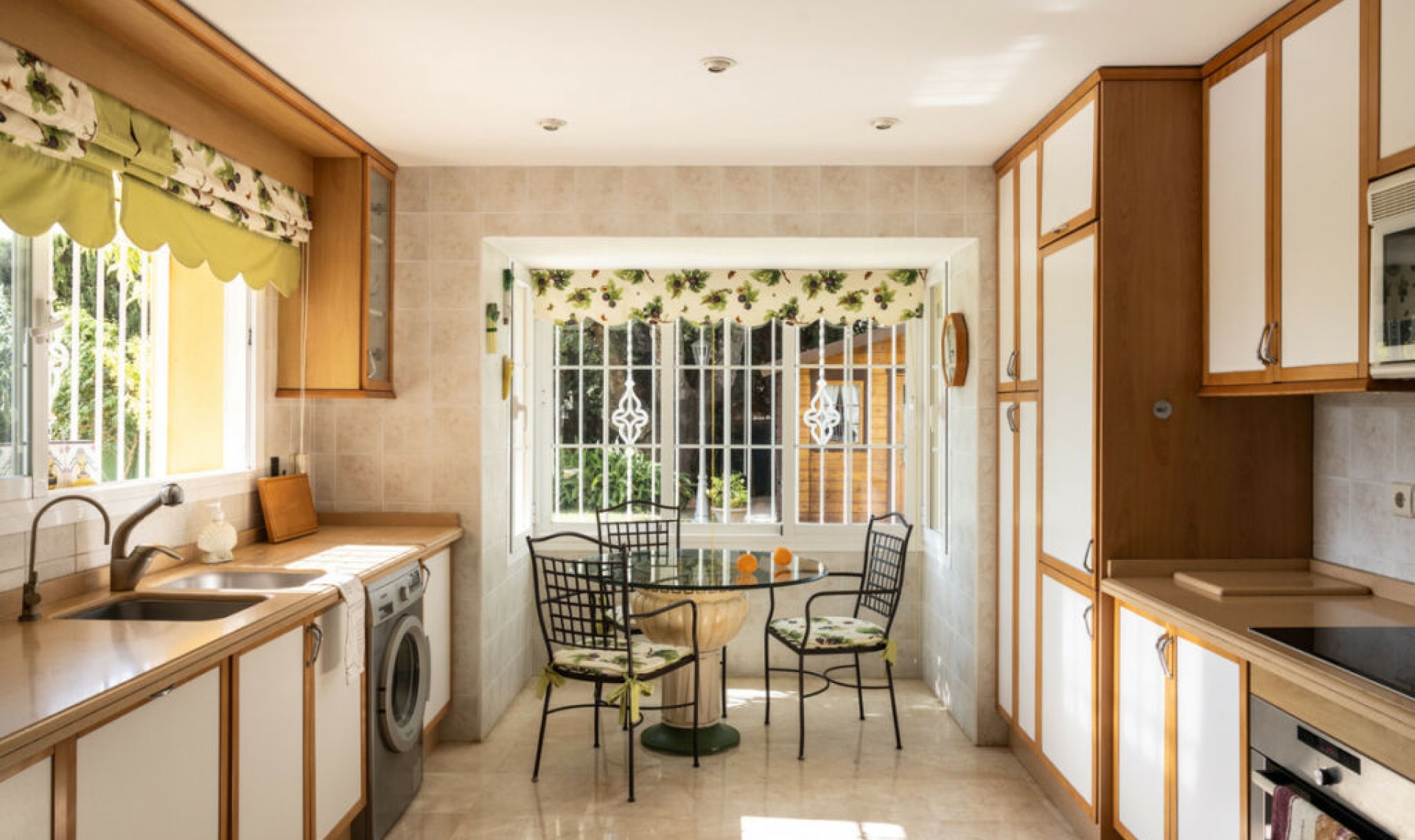 Resale - House -
El Rosario