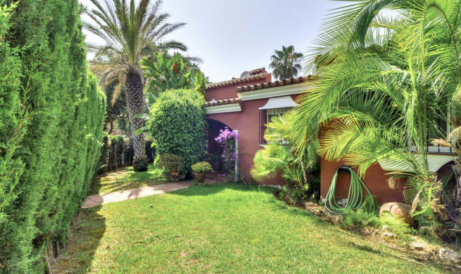 Resale - House -
El Rosario