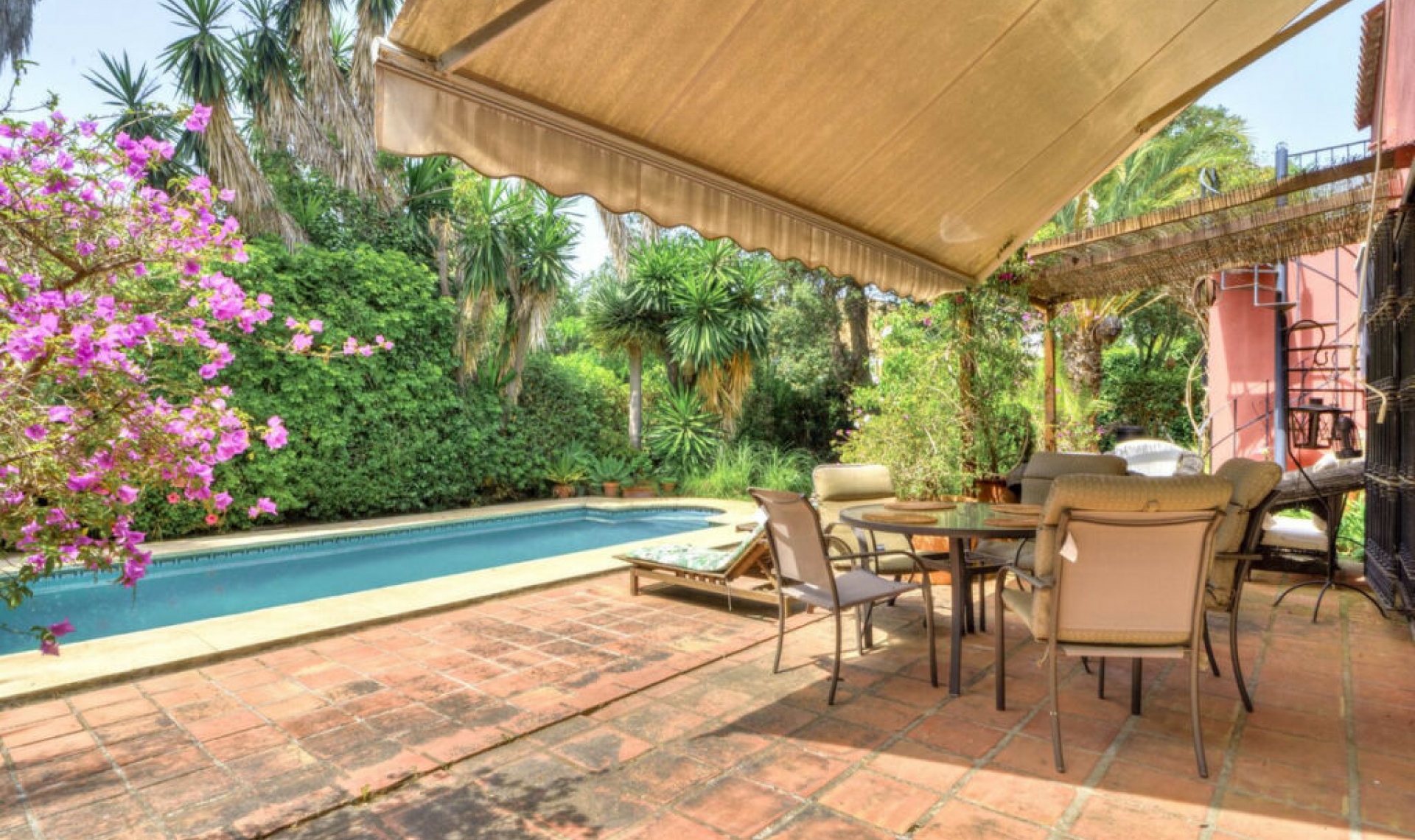 Resale - House -
El Rosario