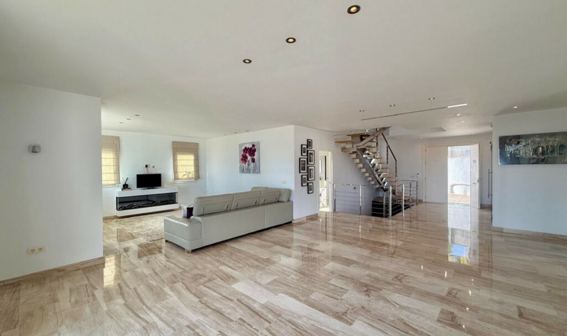 Resale - House -
El Rosario