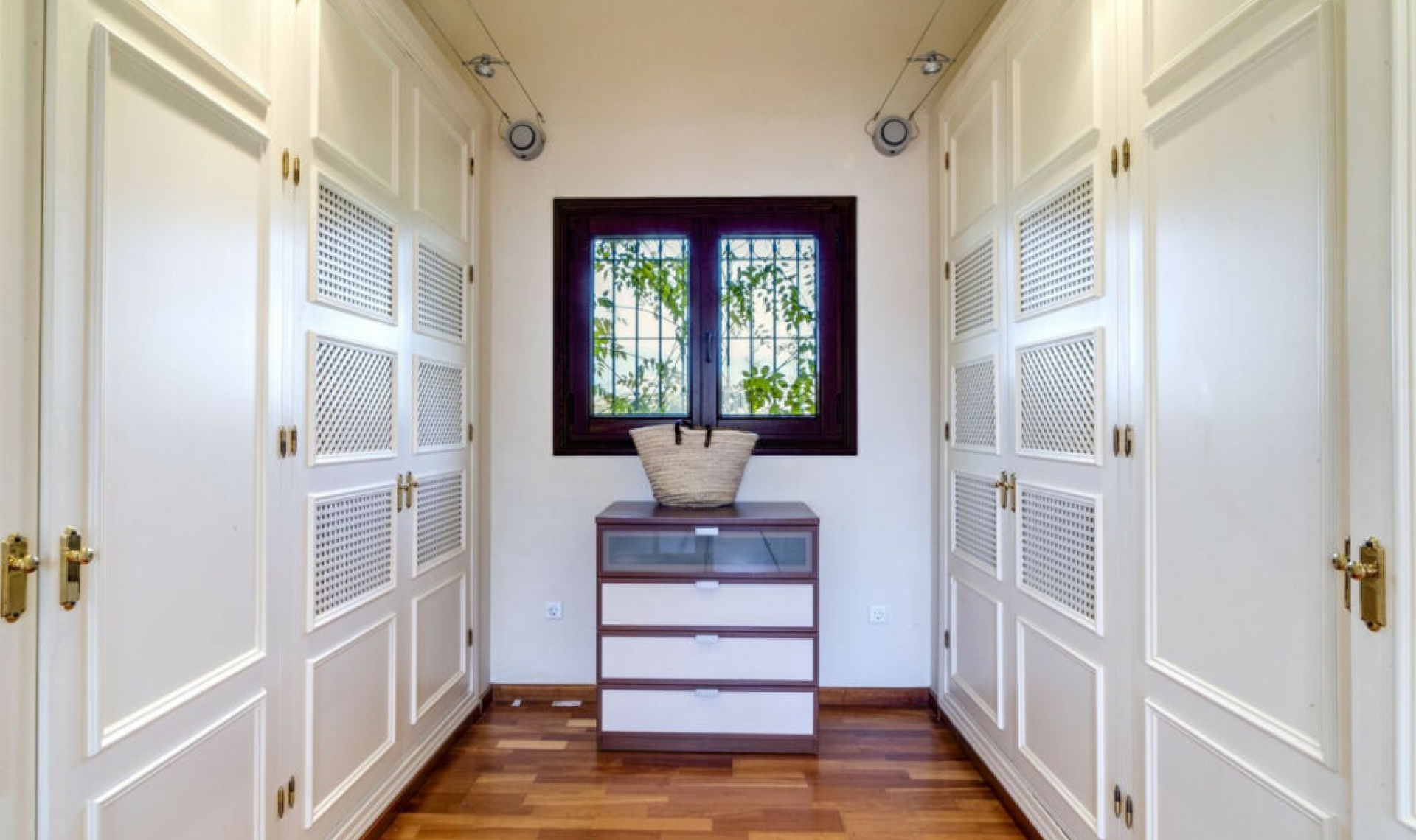 Resale - House -
El Rosario