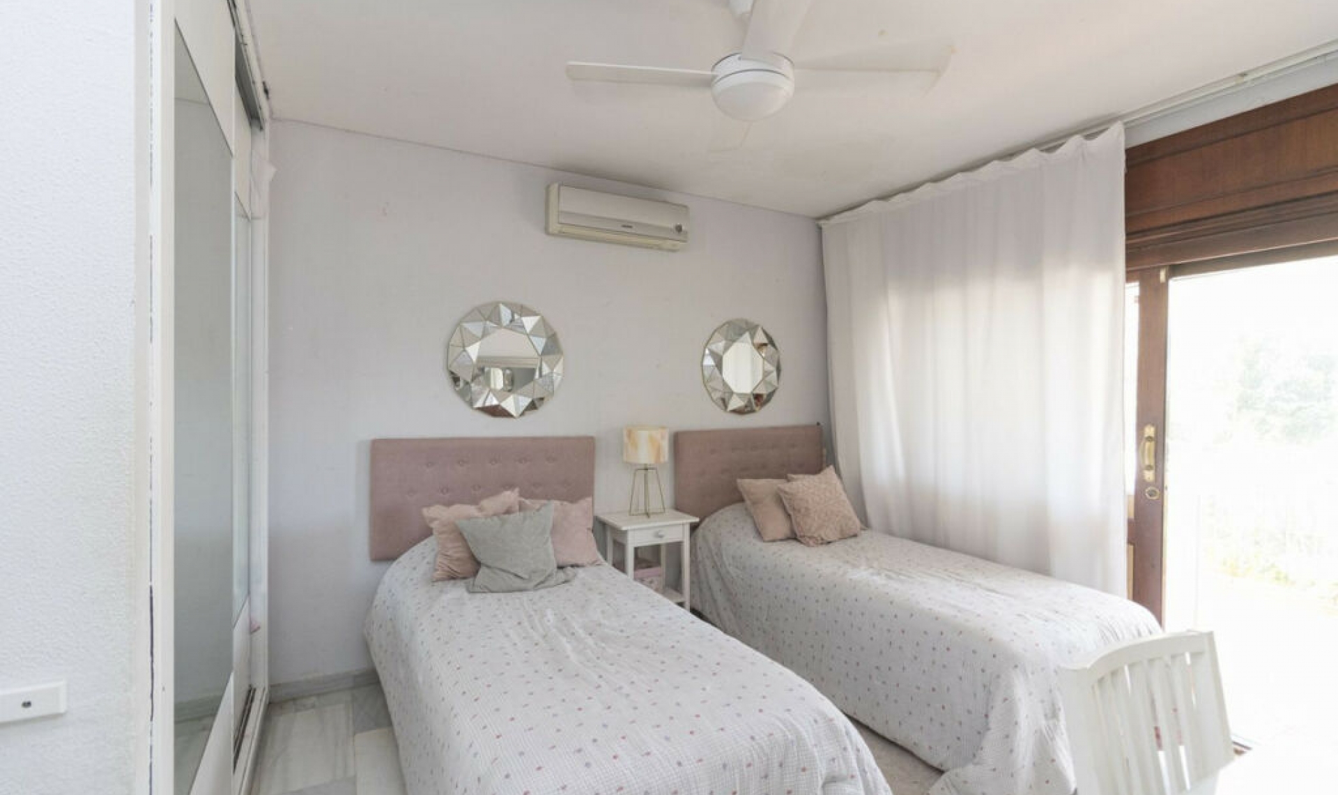 Resale - House -
El Rosario