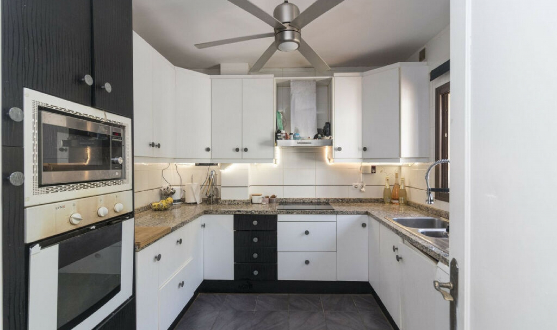 Resale - House -
El Rosario