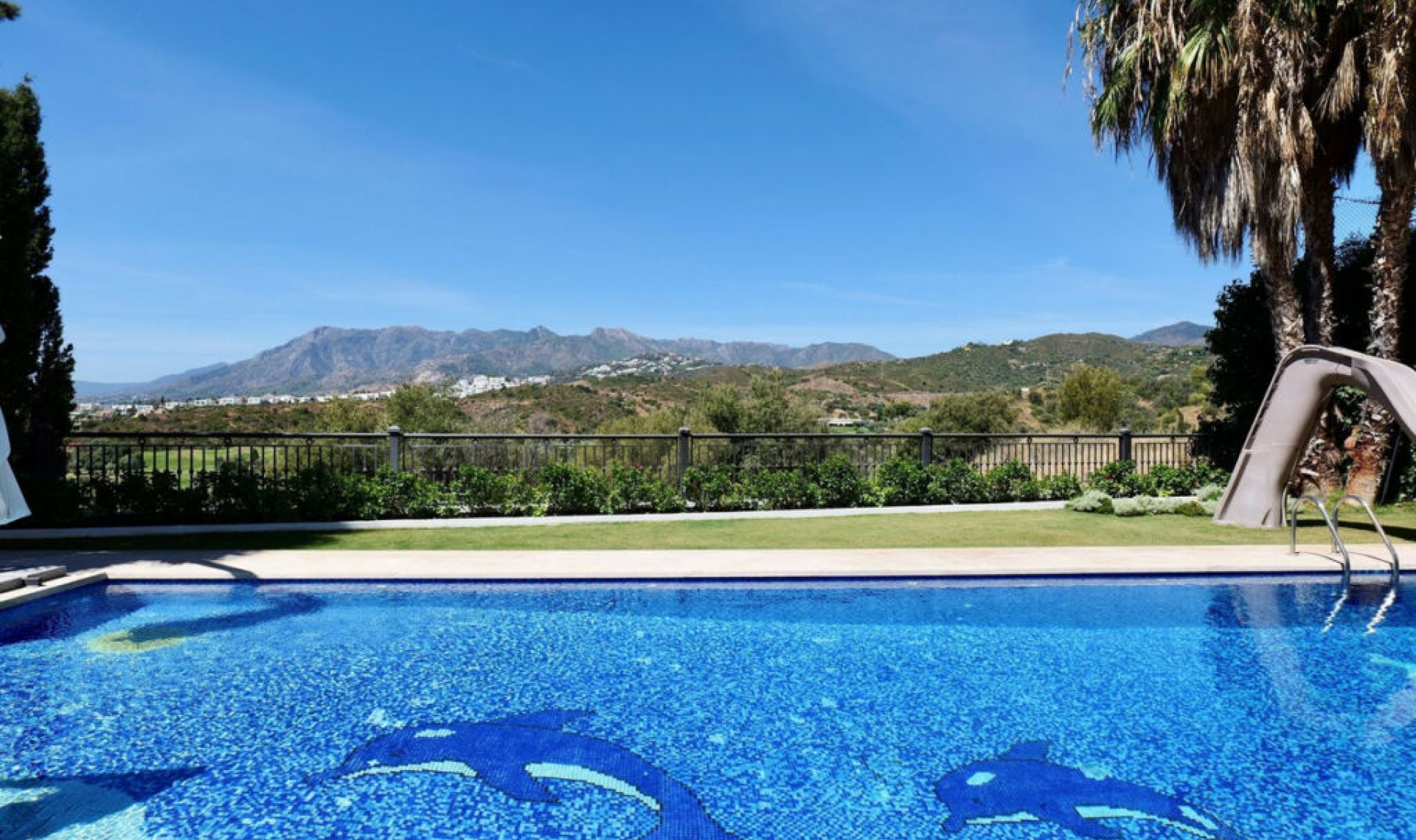 Resale - House -
El Rosario