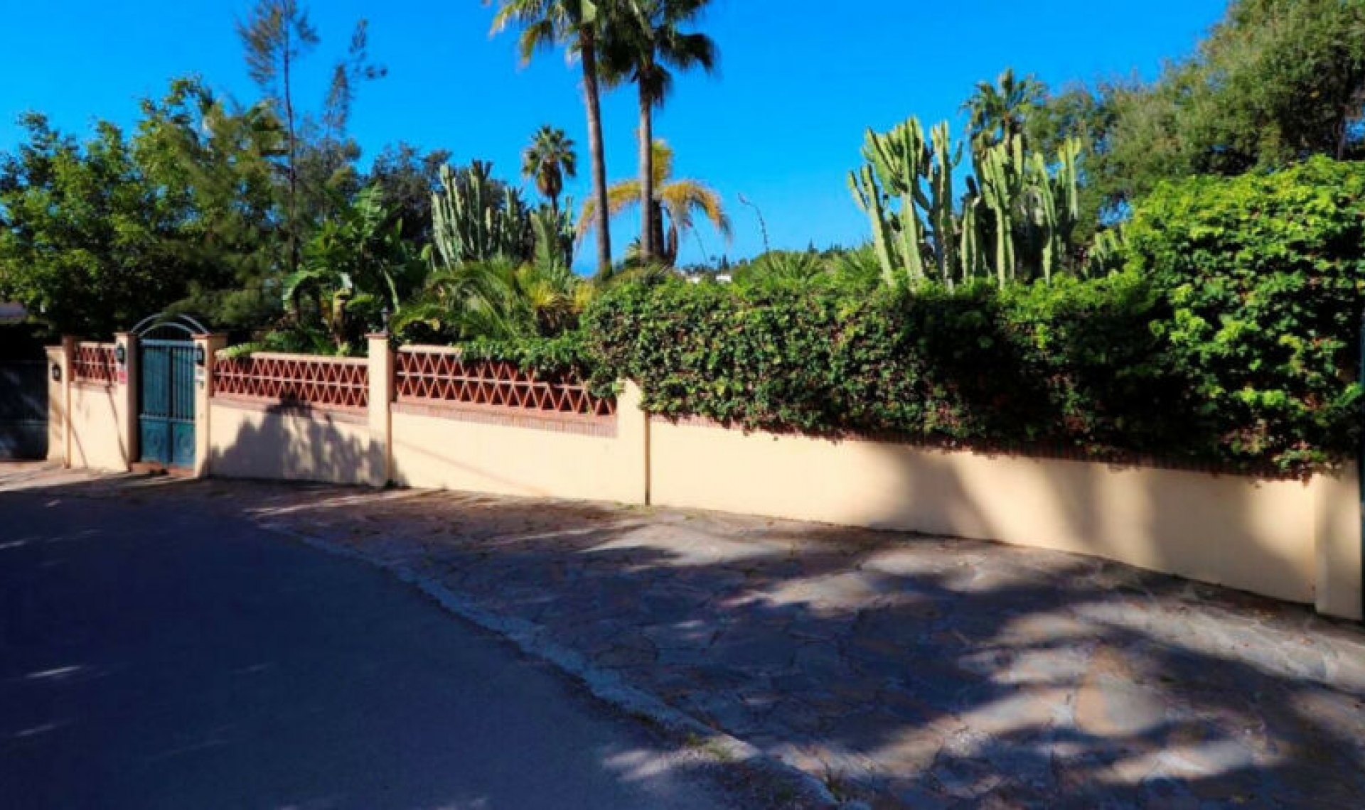 Resale - House -
Elviria