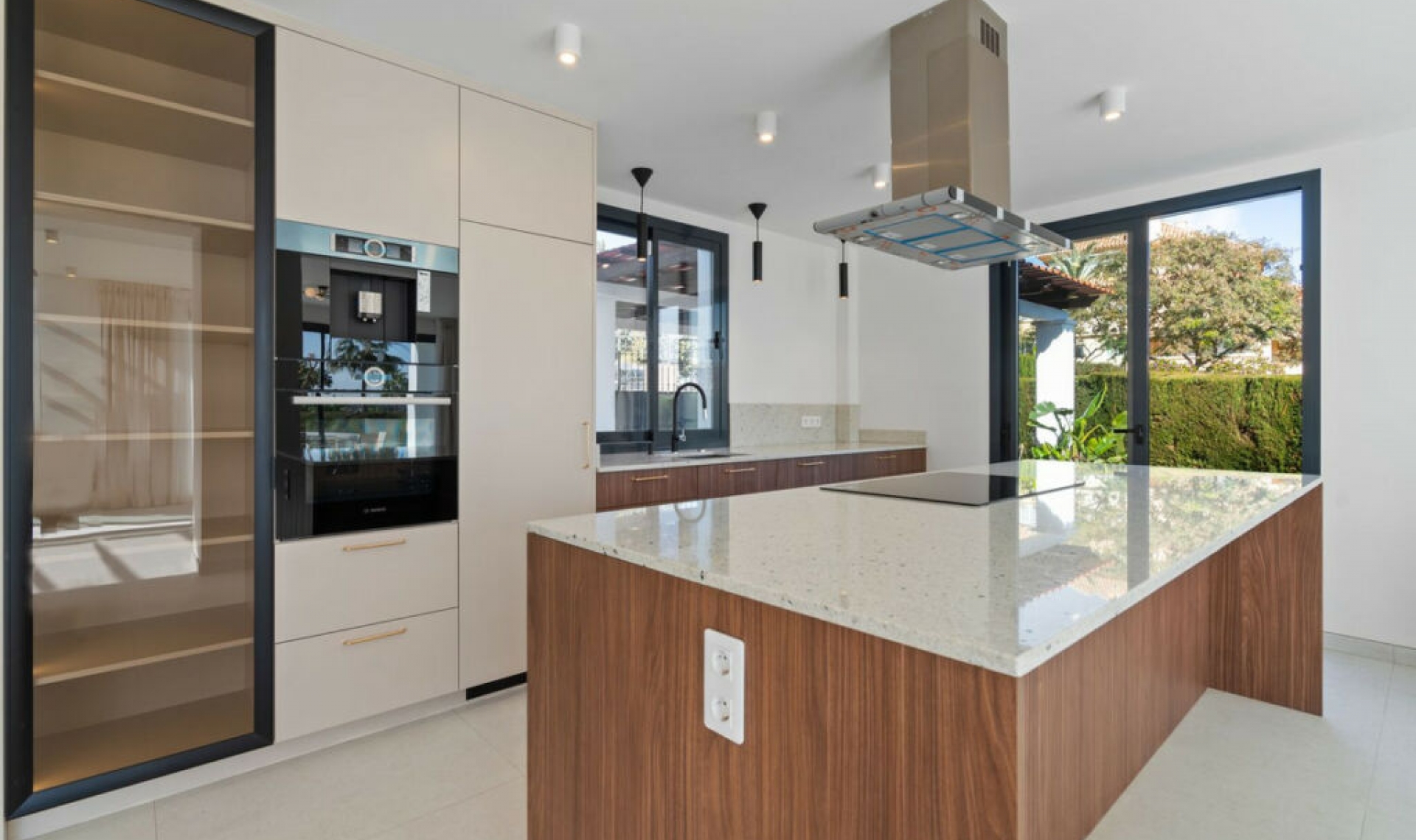 Resale - House -
Elviria