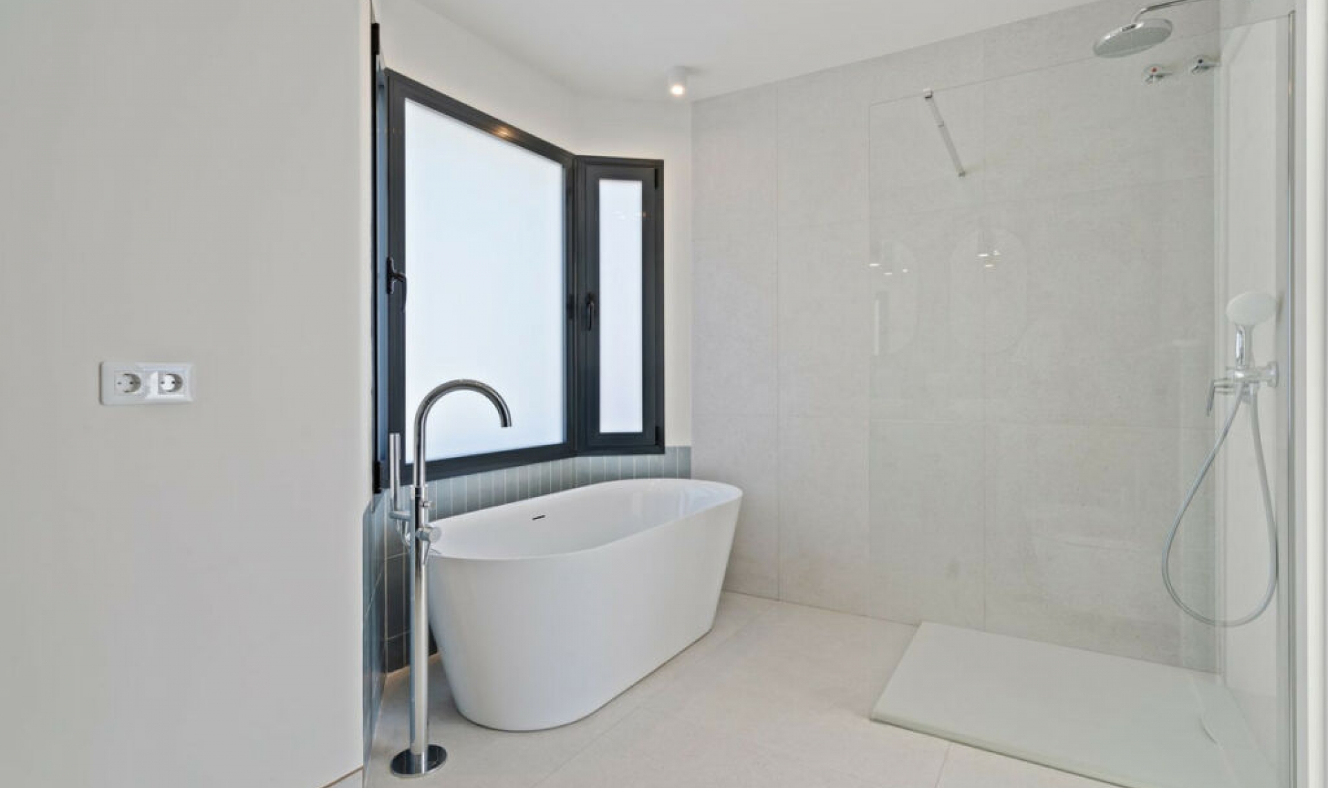 Resale - House -
Elviria